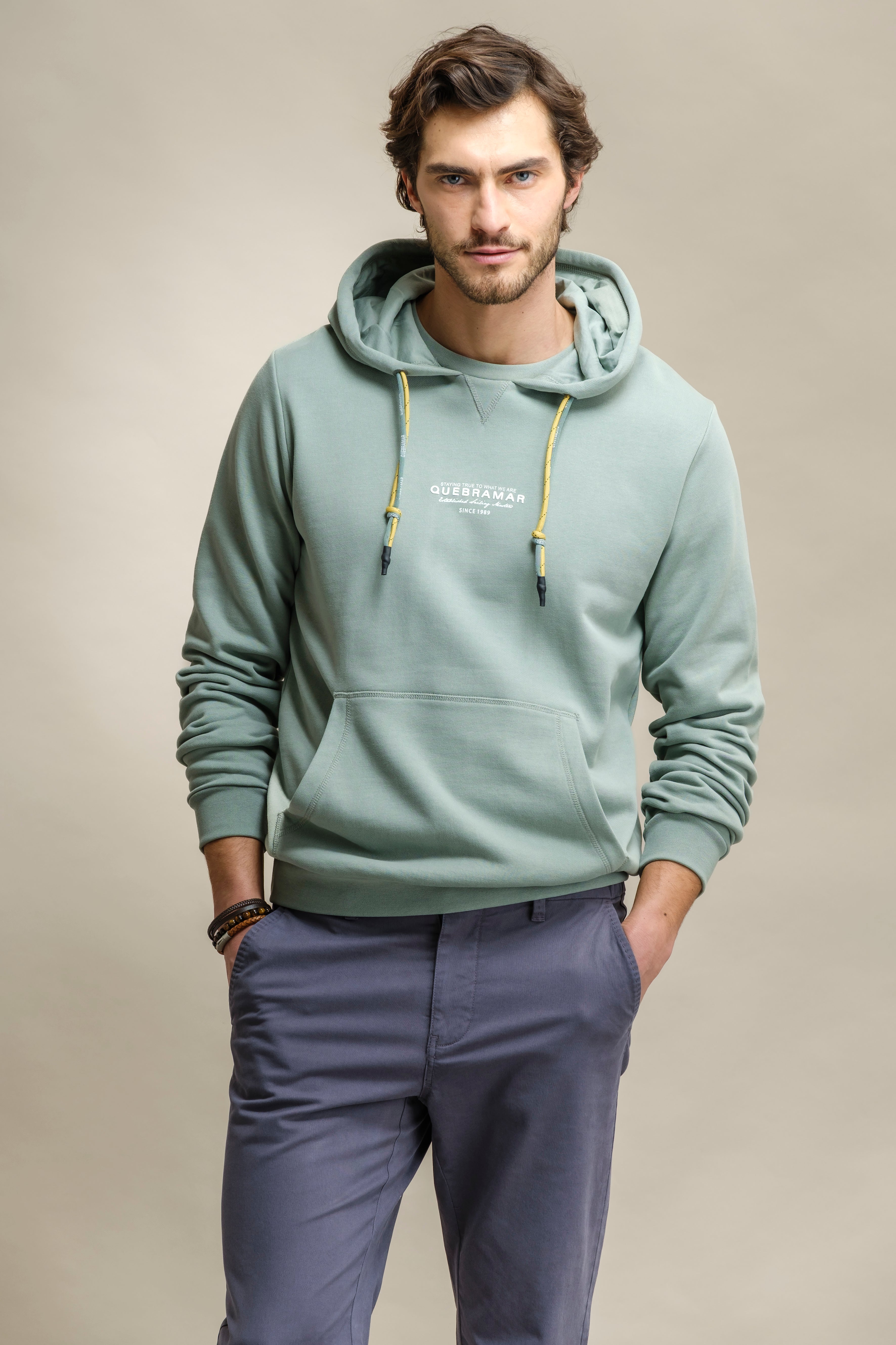 SWEATSHIRT COM CAPUZ E BORDADO