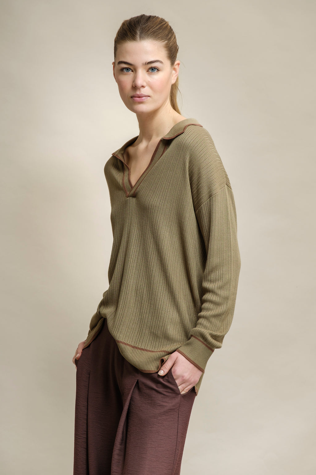 CAMISOLA DE MALHA COM GOLA DE POLO