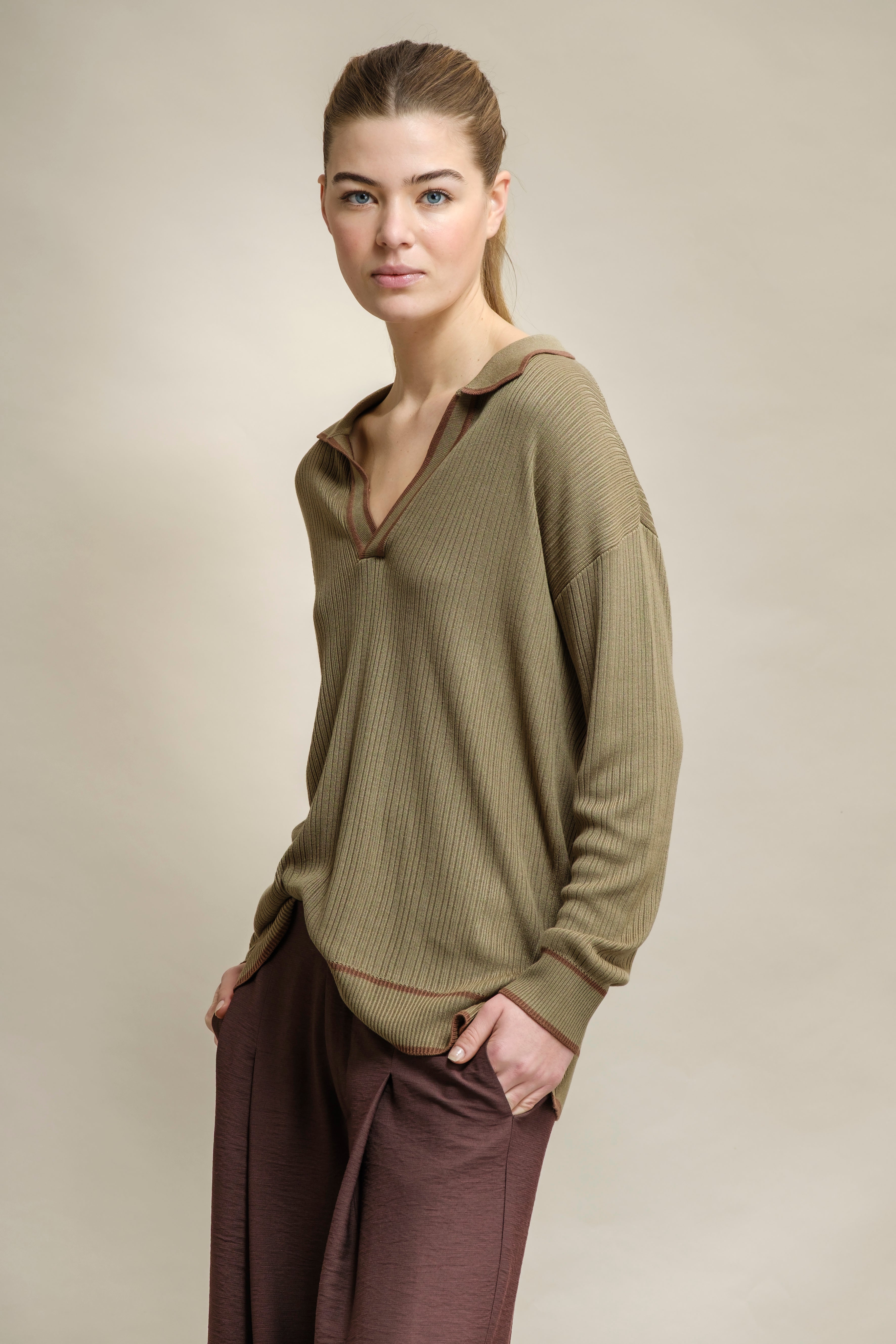 CAMISOLA DE MALHA COM GOLA DE POLO