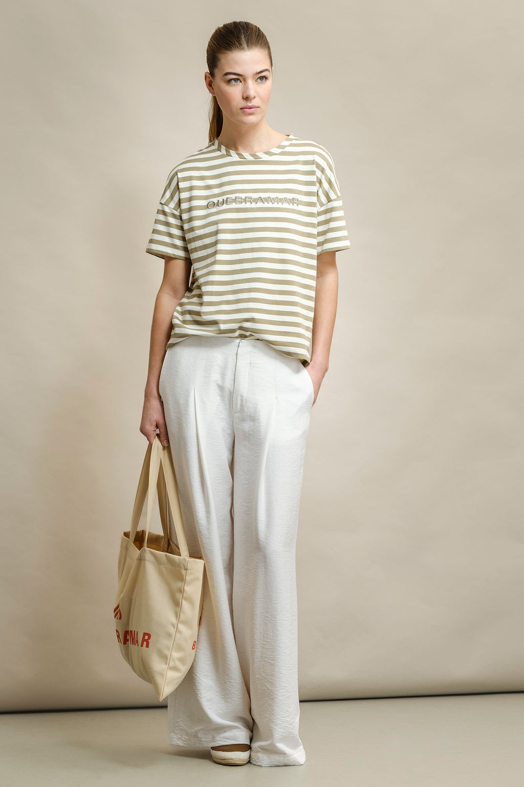 T-SHIRT RISCAS COM BORDADO