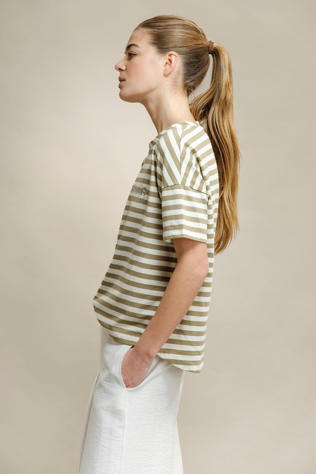 T-SHIRT RISCAS COM BORDADO