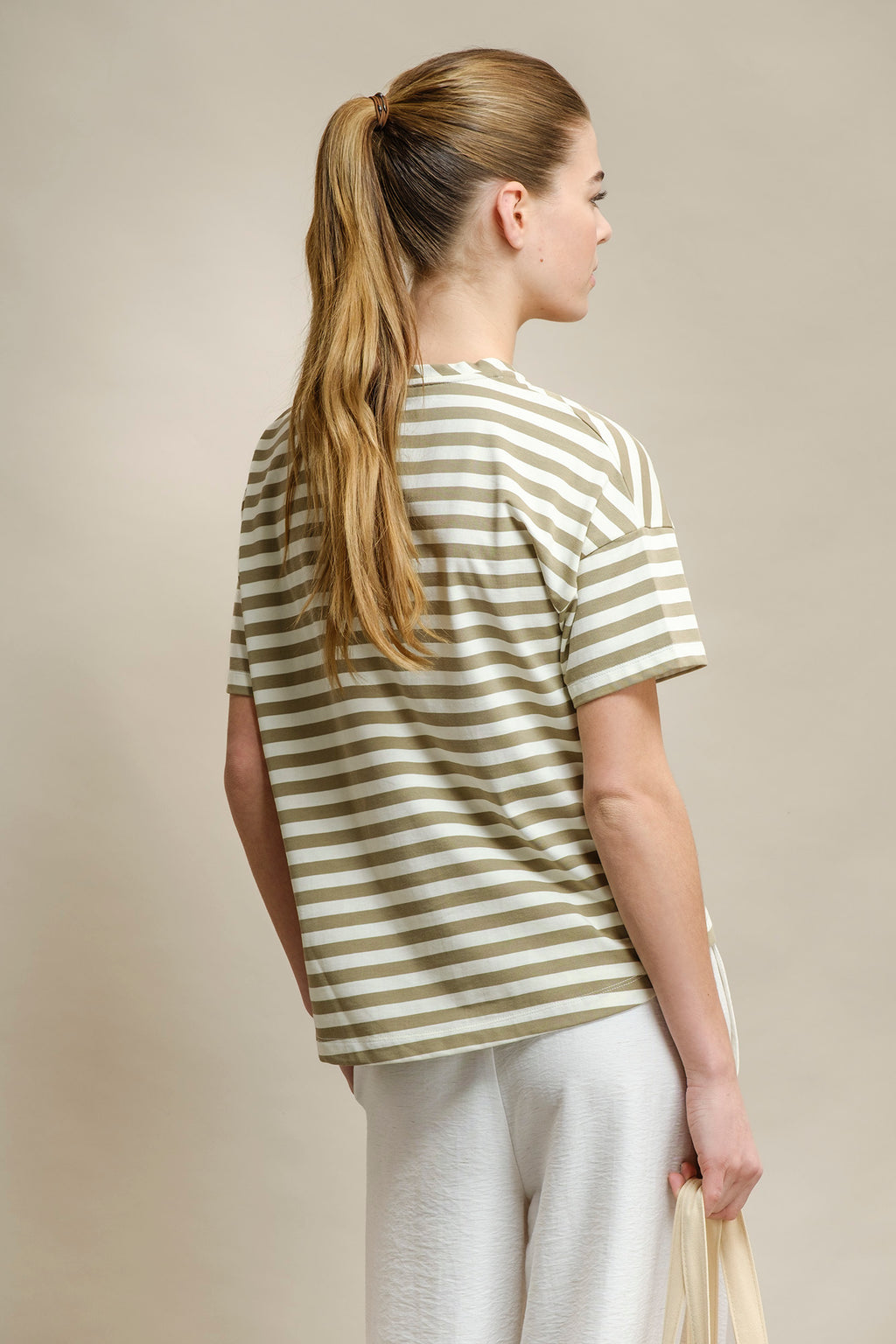 T-SHIRT RISCAS COM BORDADO