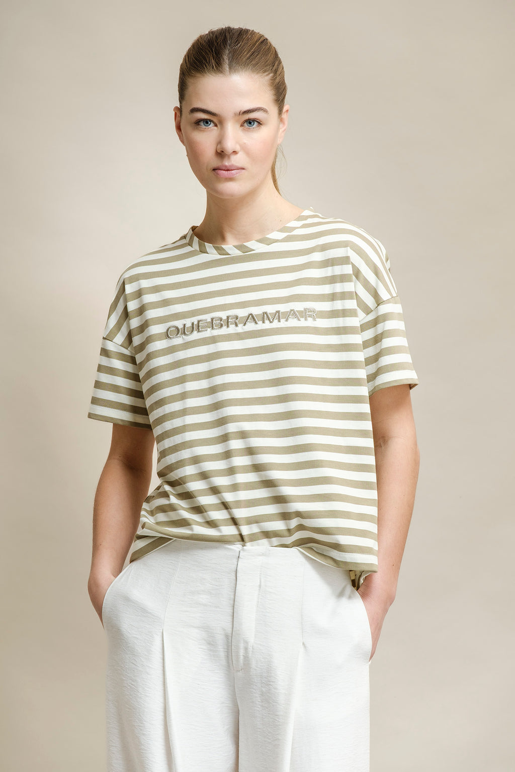 T-SHIRT RISCAS COM BORDADO