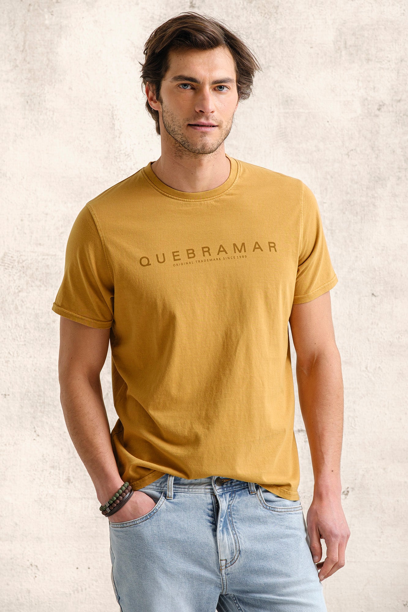 T-SHIRT COM PRINT QUEBRAMAR AO TOM