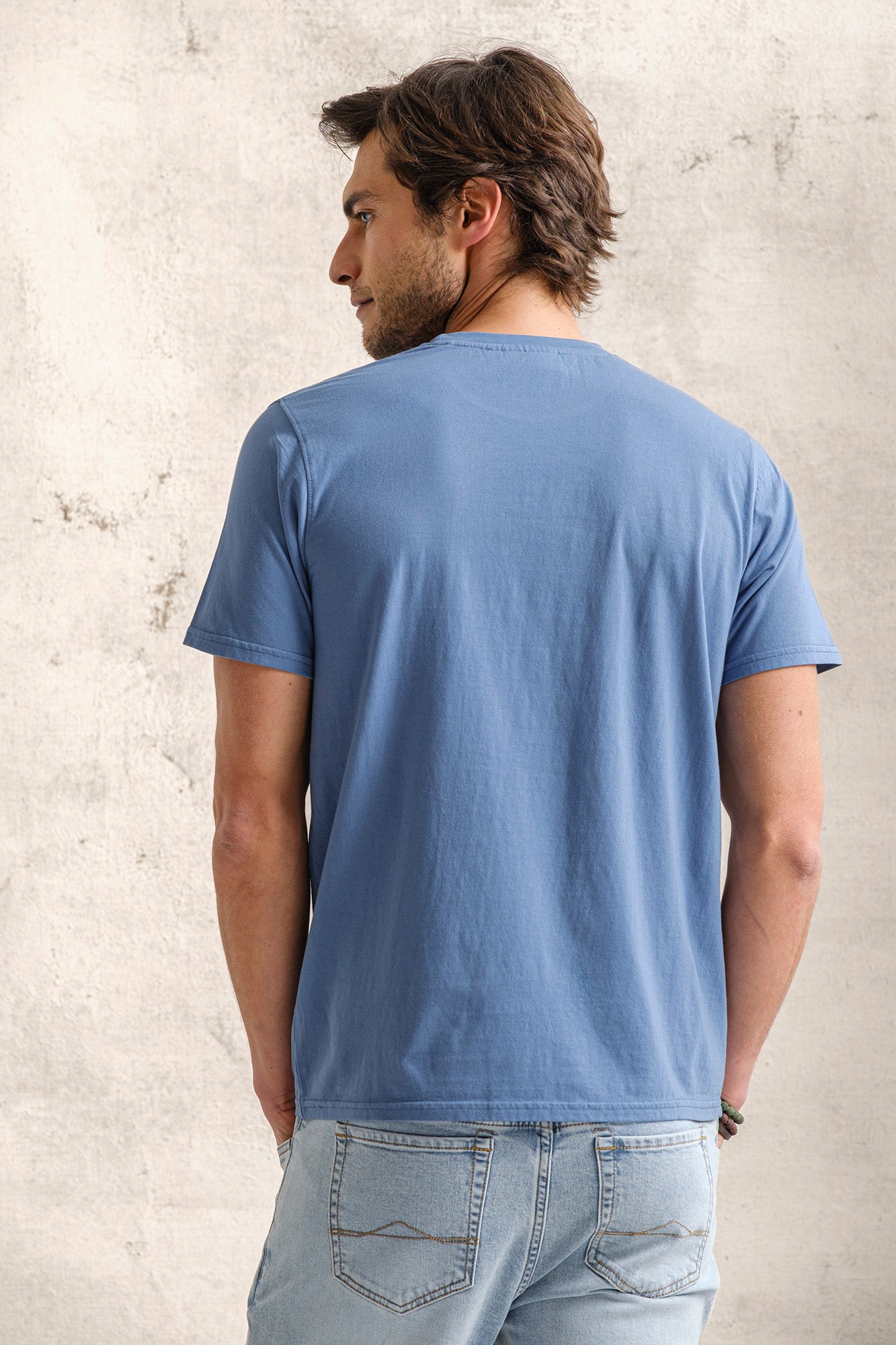 T-SHIRT COM PRINT QUEBRAMAR AO TOM