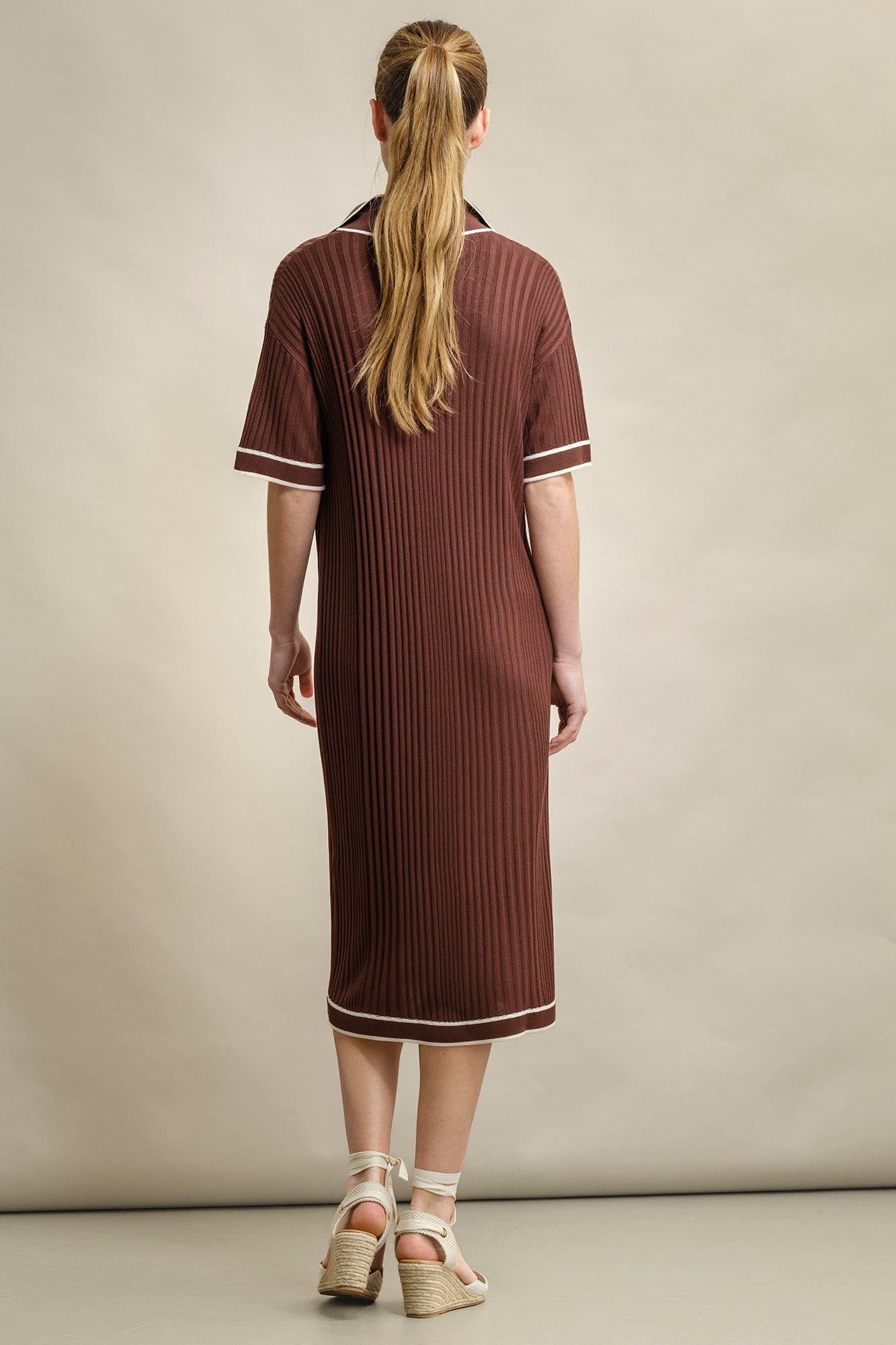 VESTIDO MALHA COM GOLA DE POLO