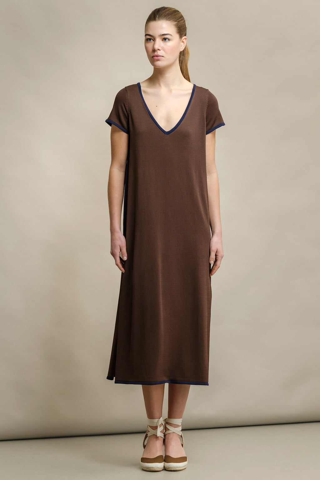 VESTIDO EM MALHA FRIA DECOTE EM V