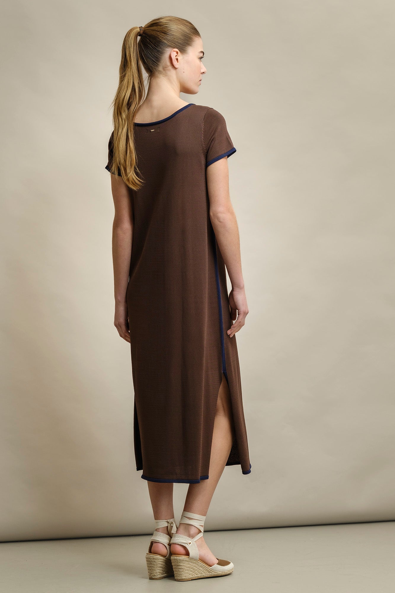 VESTIDO EM MALHA FRIA DECOTE EM V
