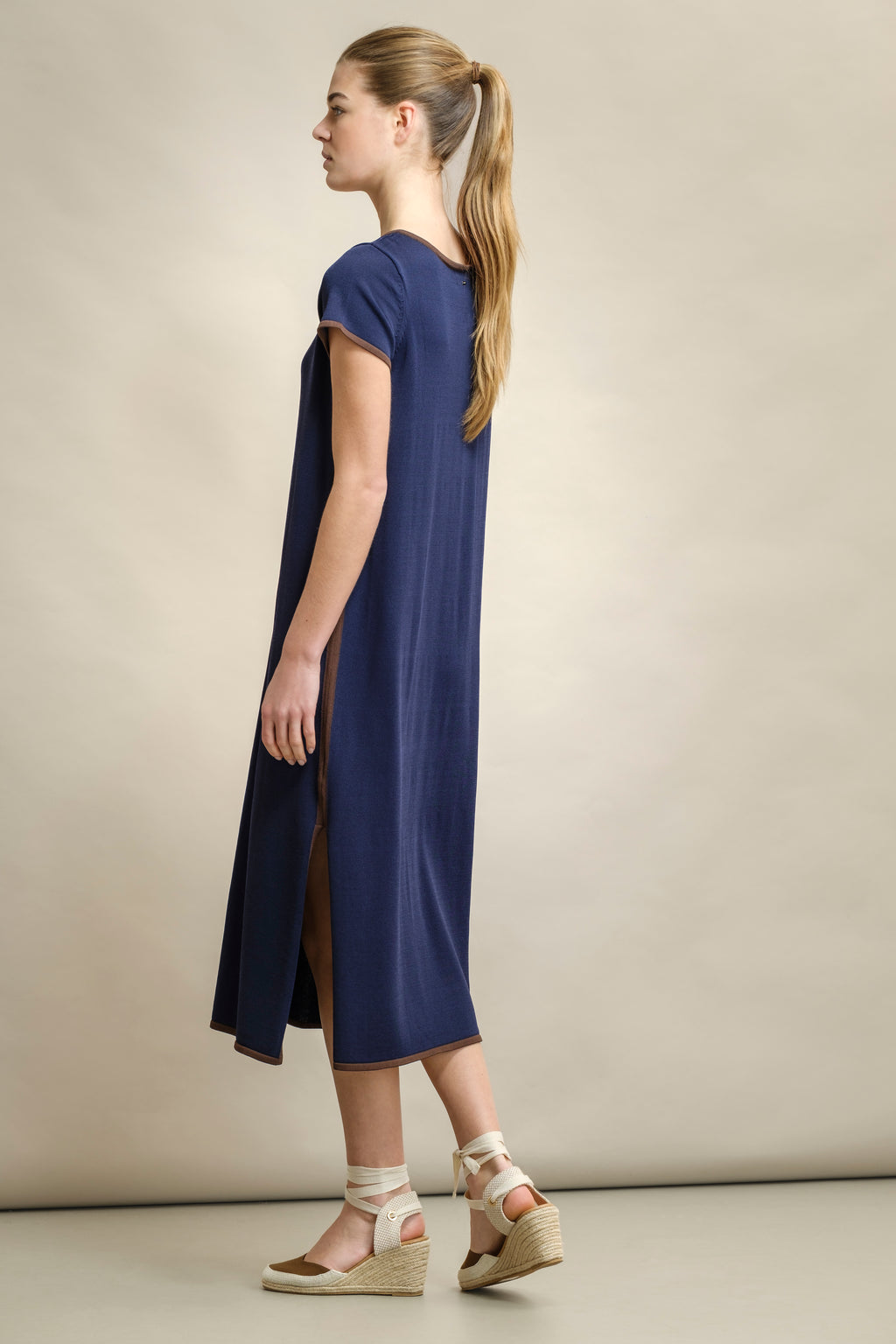 VESTIDO EN TEJIDO FRÍO ESCOTE EN V