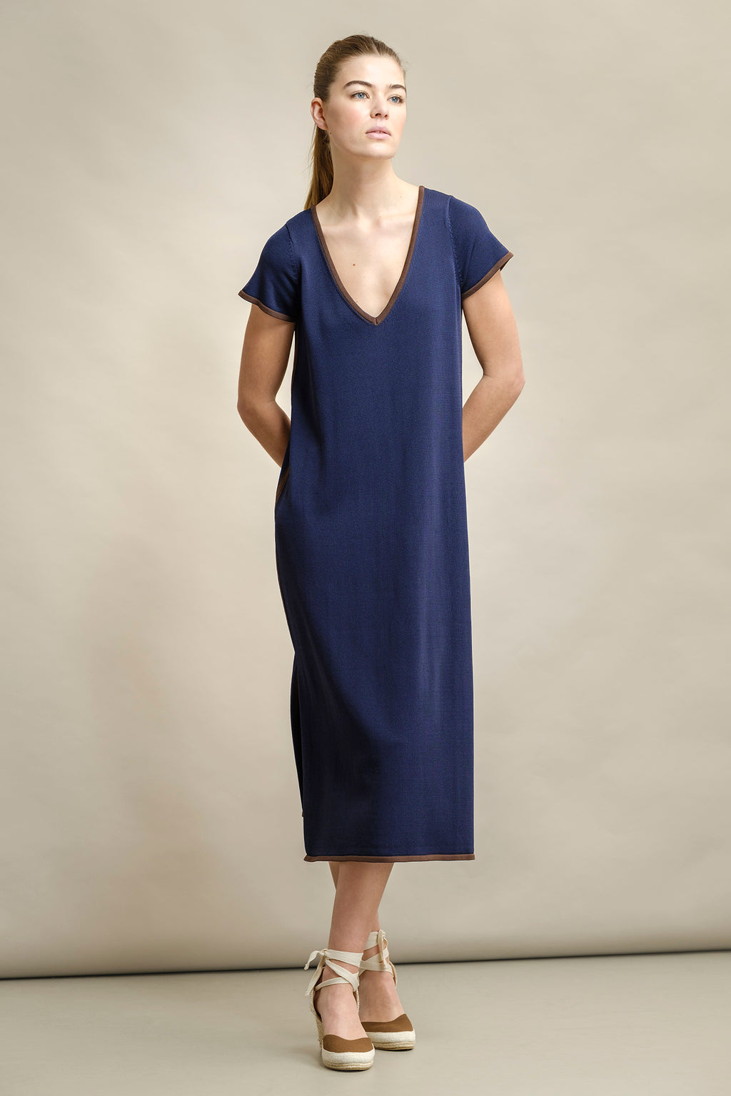 VESTIDO EN TEJIDO FRÍO ESCOTE EN V