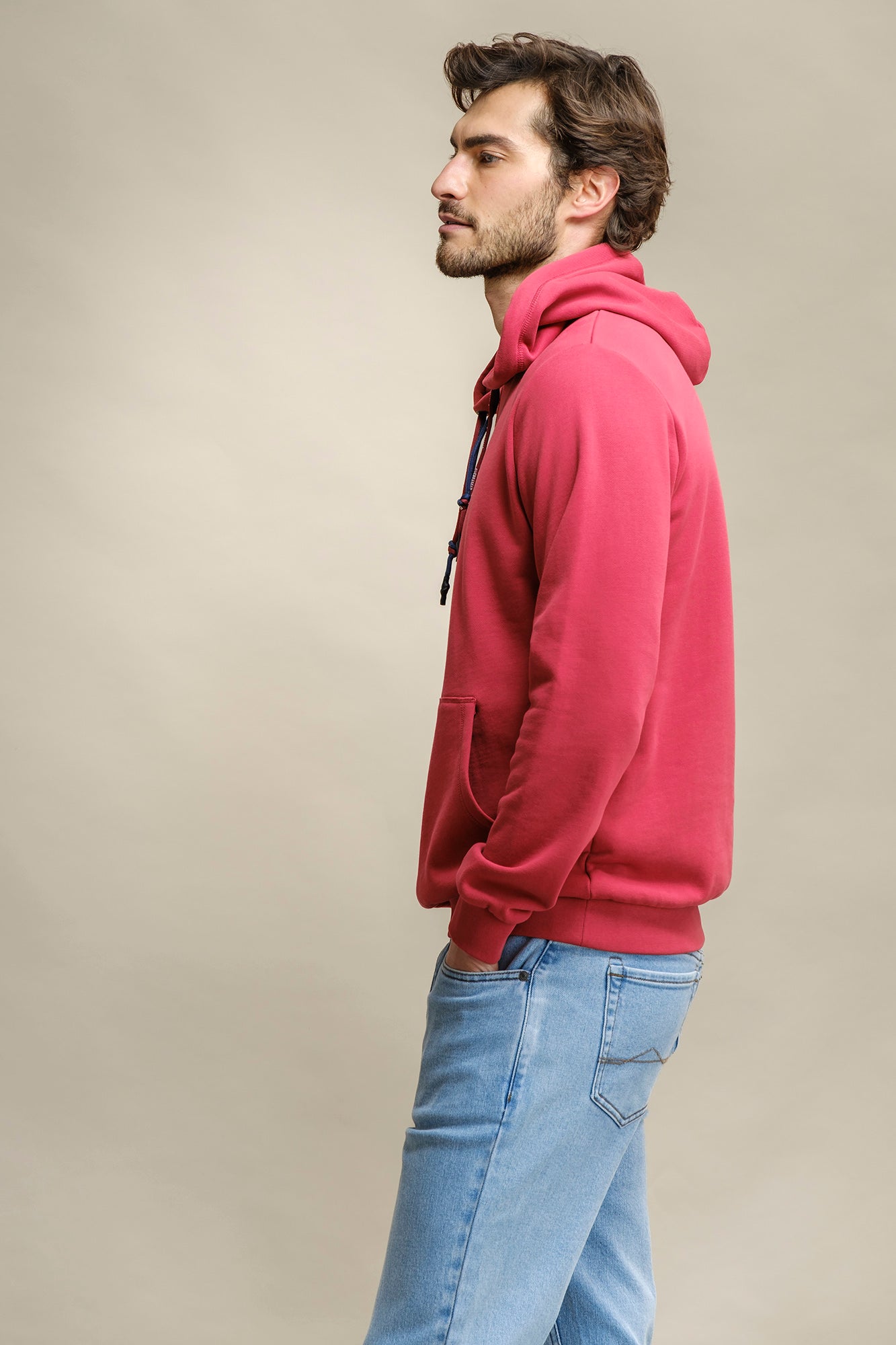 SUDADERA CON CAPUCHA Y BORDADO