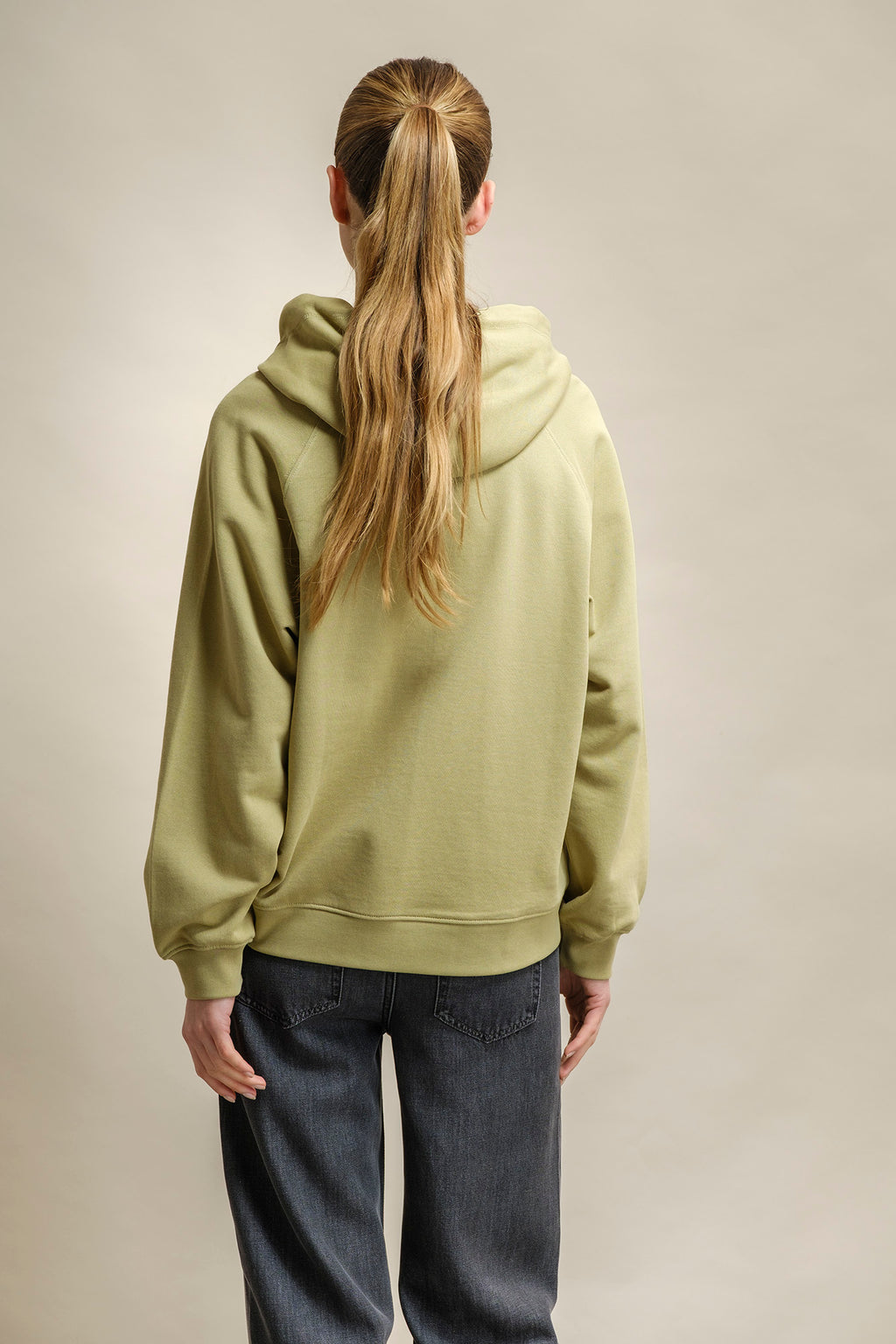 SWEATSHIRT CAPUZ E LOGO EM CONTRASTE