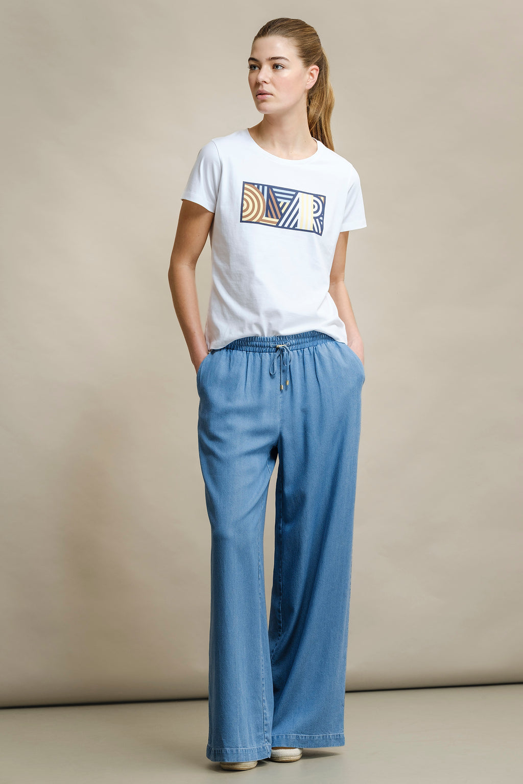 CAMISETA CON LOGO GEOMÉTRICO