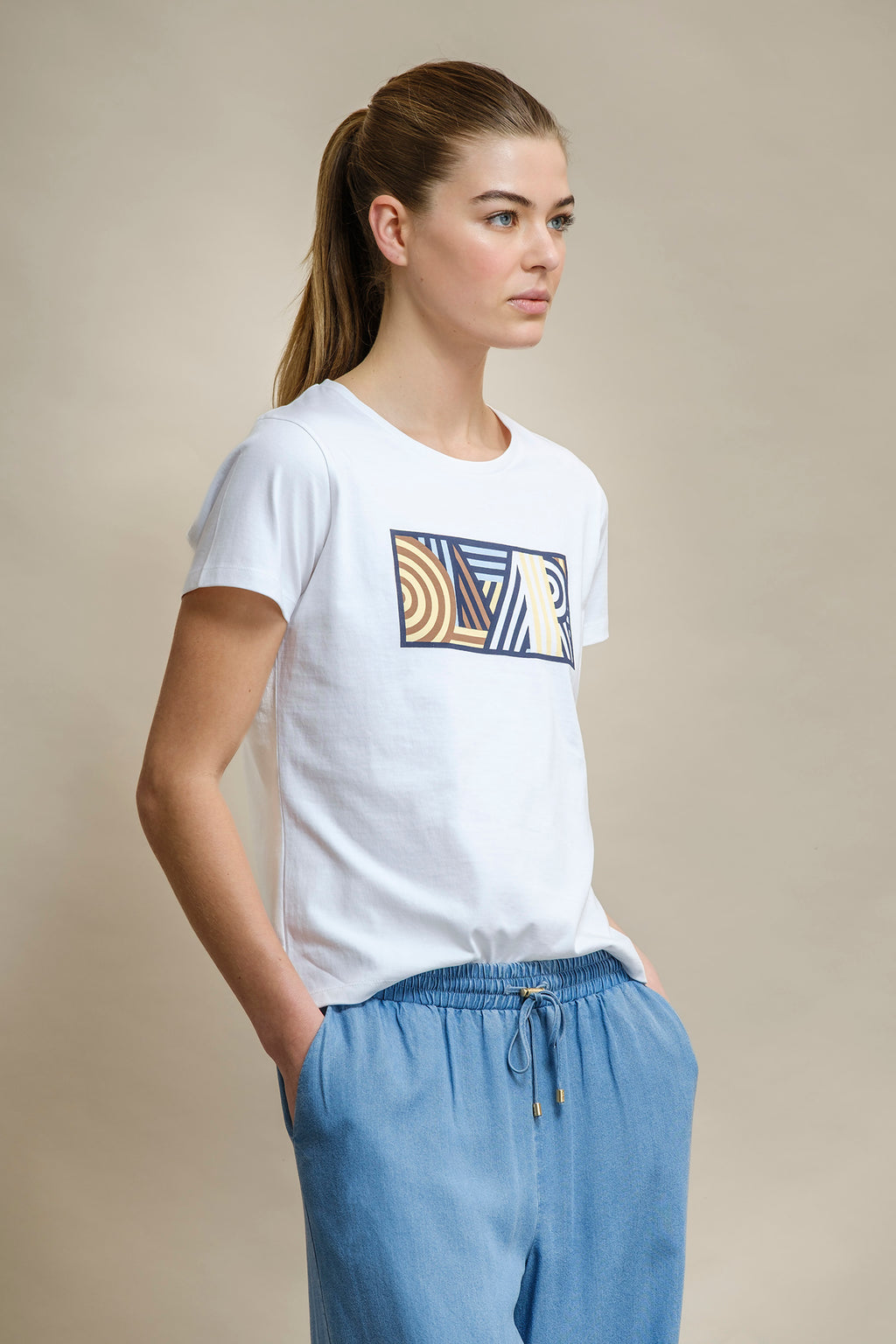 CAMISETA CON LOGO GEOMÉTRICO