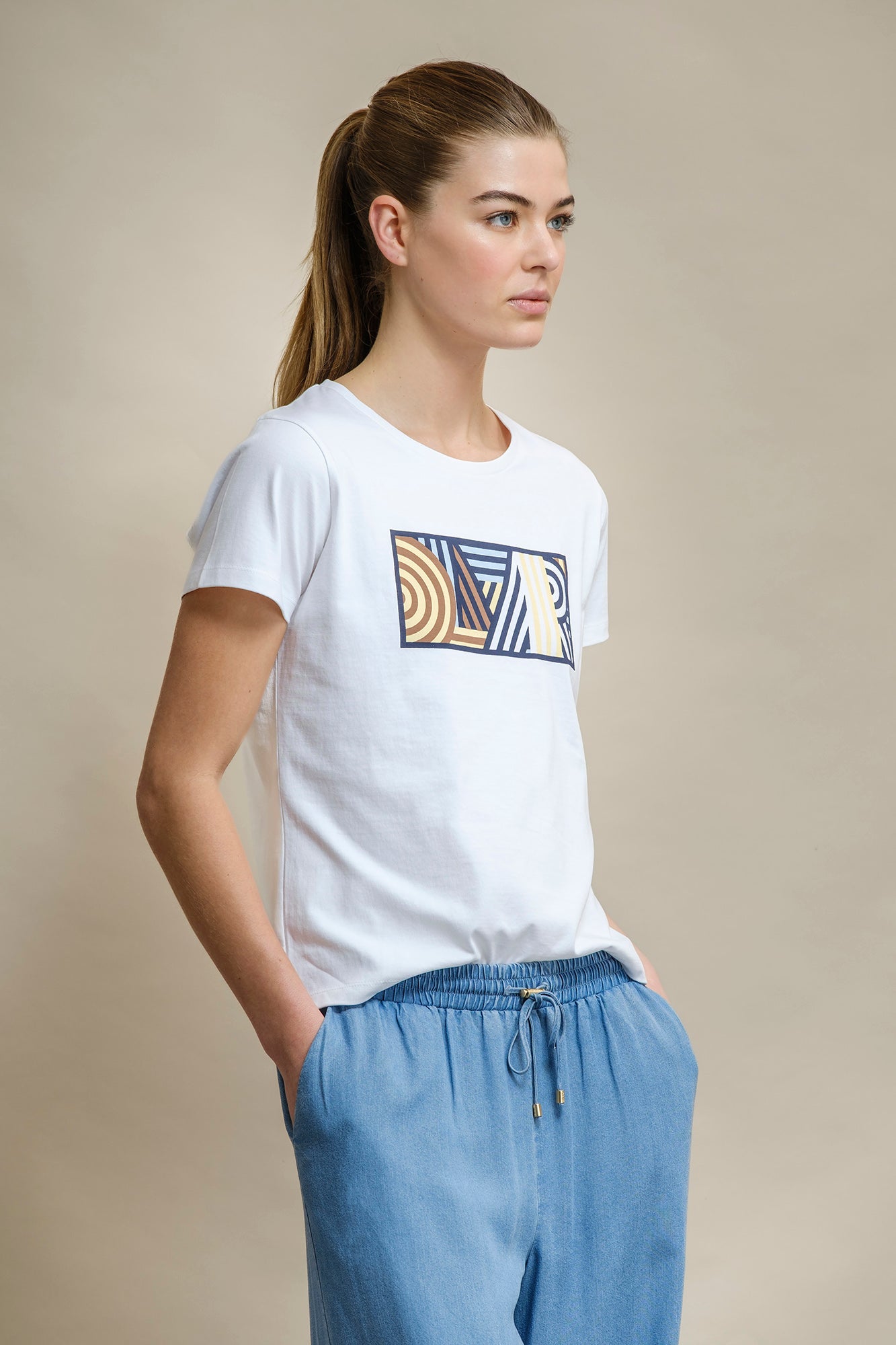 CAMISETA CON LOGO GEOMÉTRICO