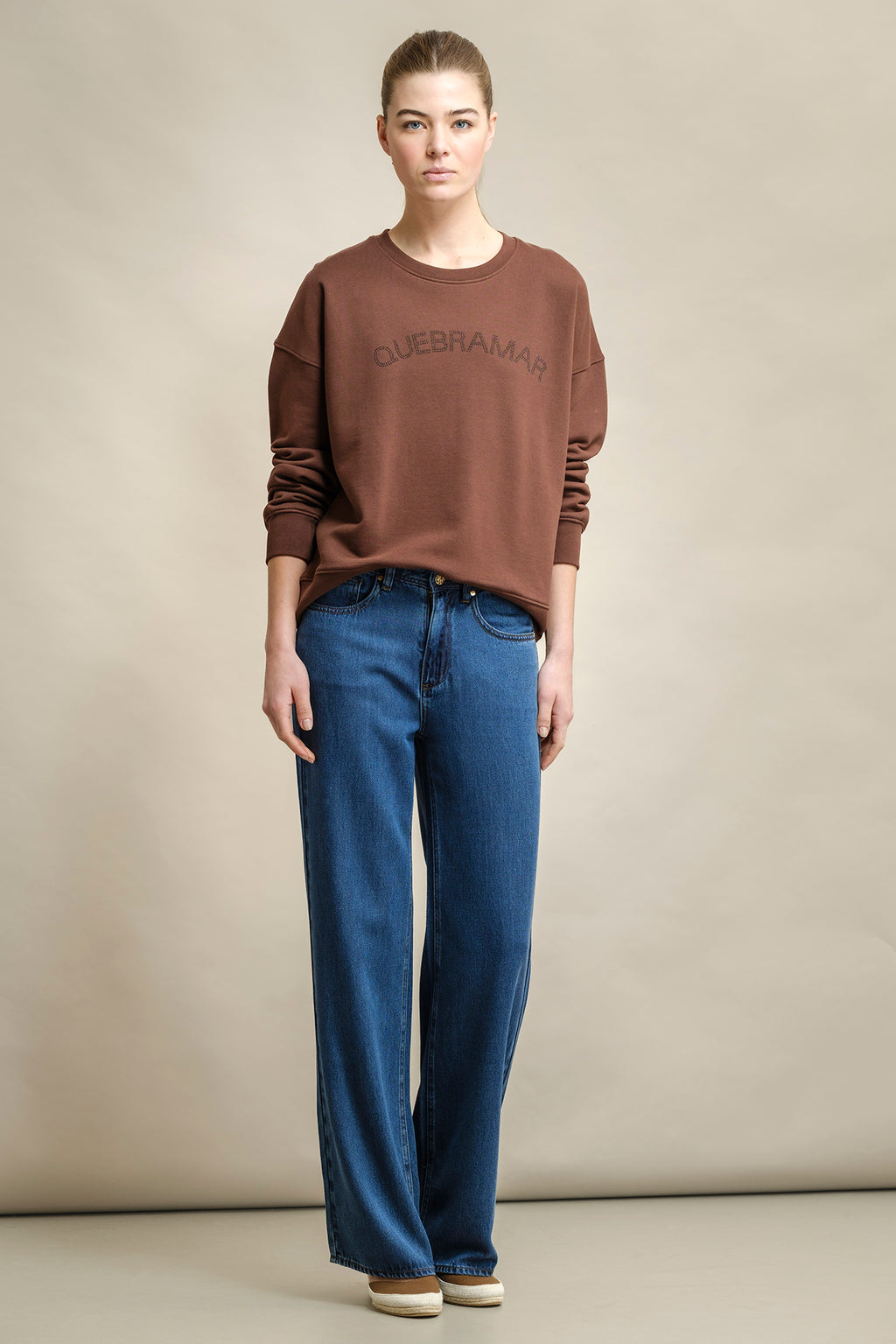 SUDADERA CUELLO REDONDO CON APLICACIÓN
