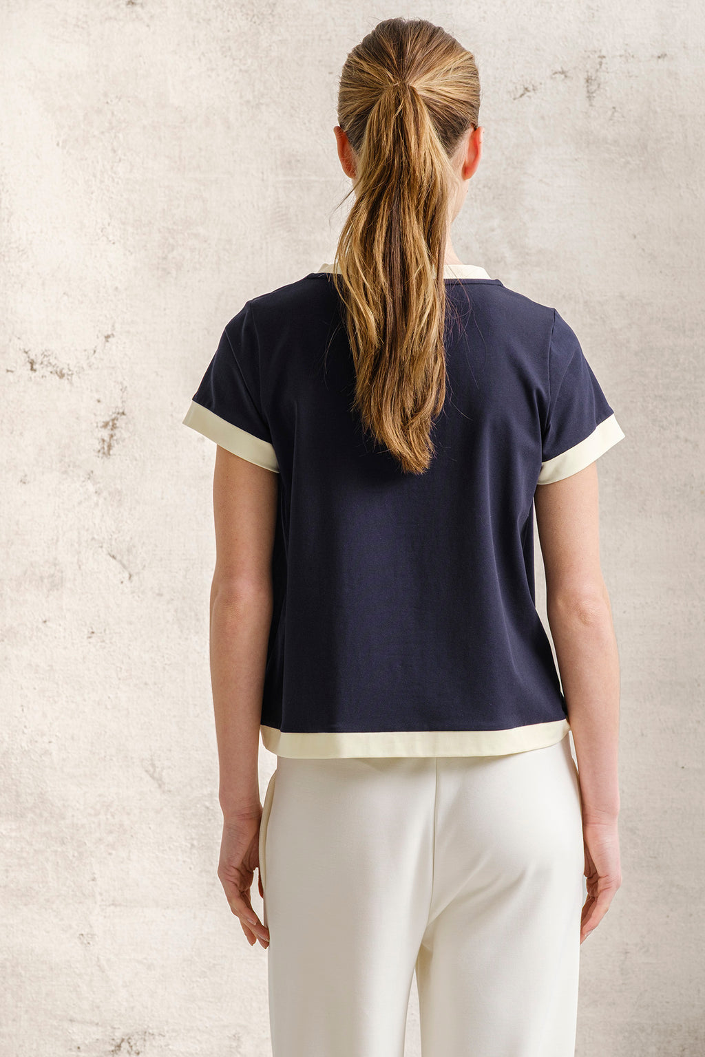 CAMISETA CON CUELLO Y PUÑOS A CONTRASTE
