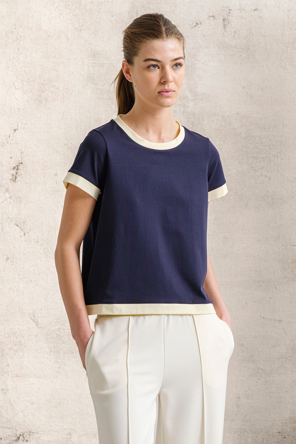 CAMISETA CON CUELLO Y PUÑOS A CONTRASTE