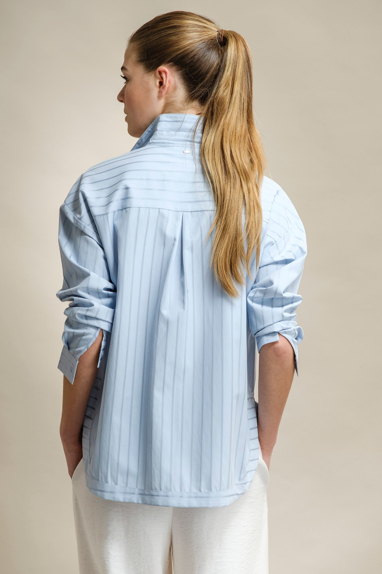 CAMISA LARGA ACETINADA COM RISCAS