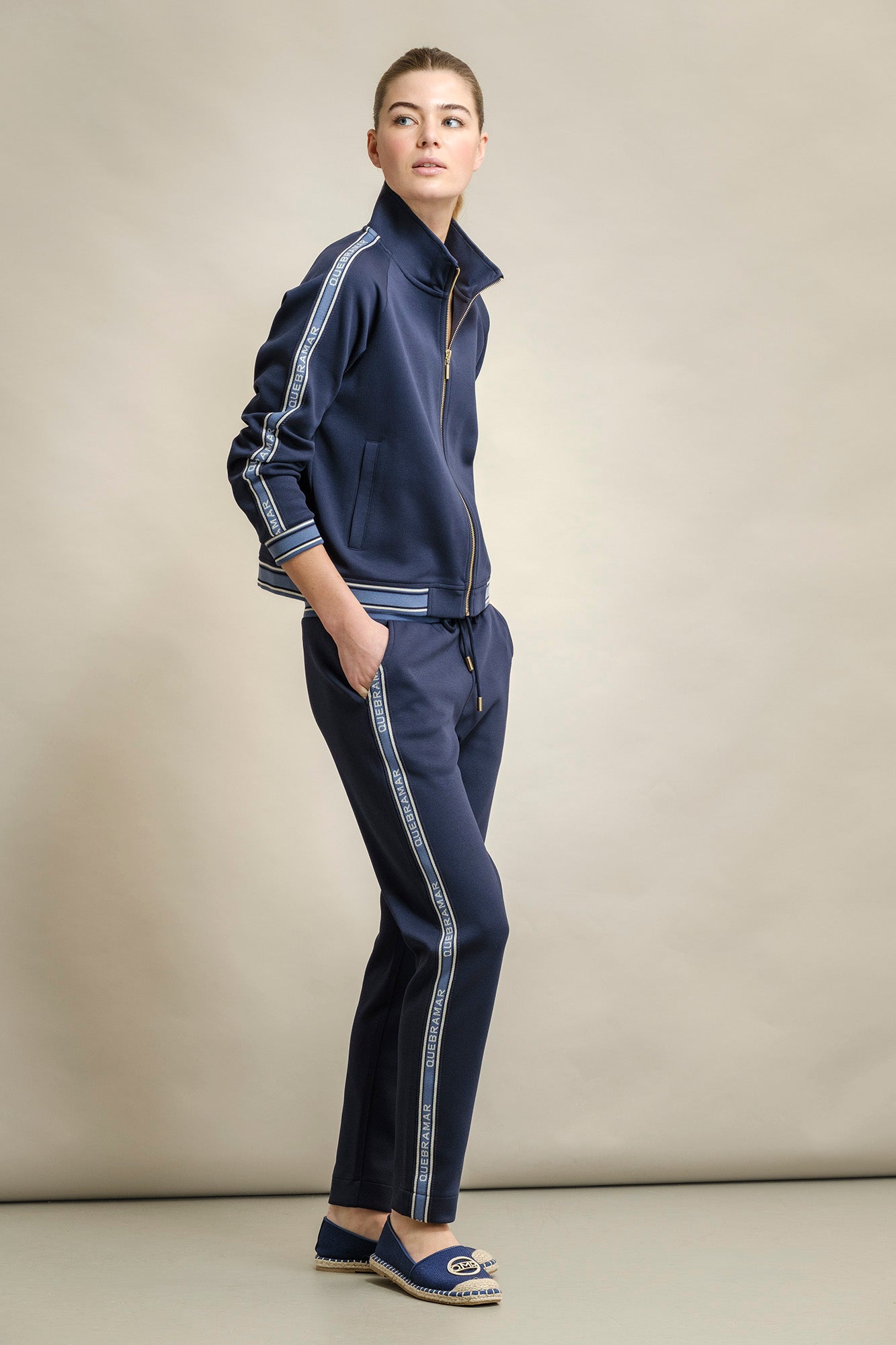 PANTALÓN JOGGER CON CINTA PERSONALIZADA