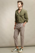PANTALÓN CHINO TAPERED FIT CON PINZAS