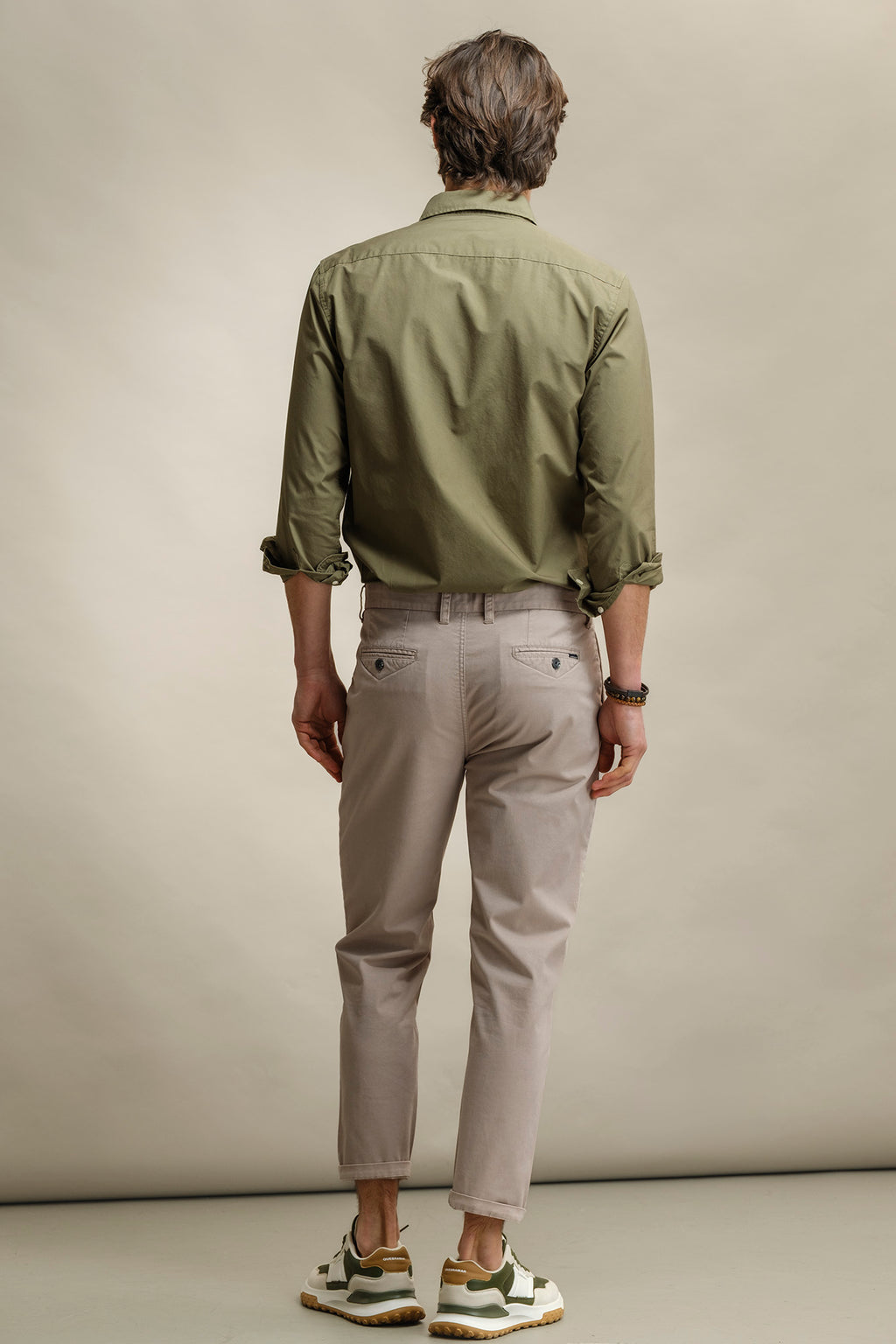 PANTALÓN CHINO TAPERED FIT CON PINZAS