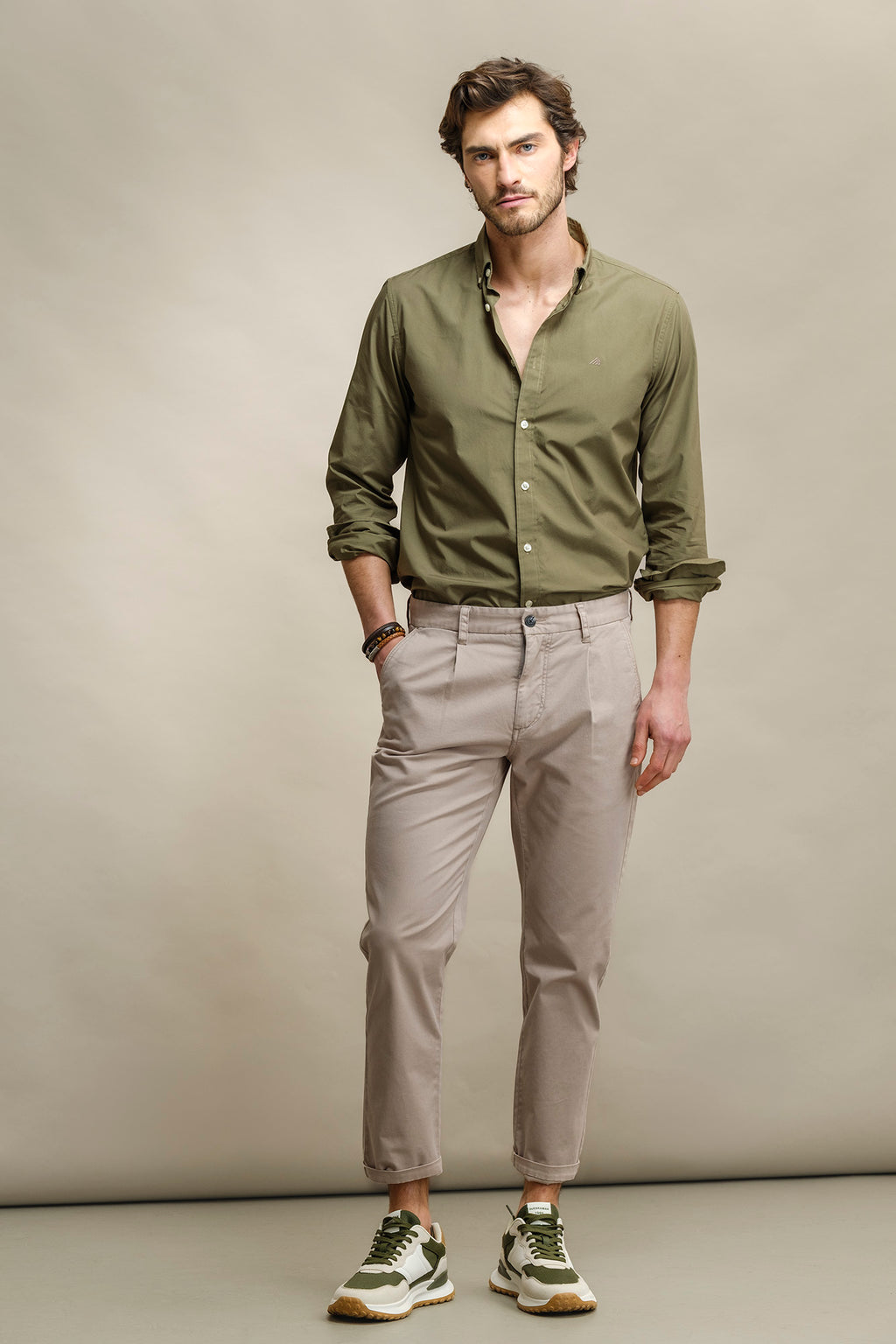 PANTALÓN CHINO TAPERED FIT CON PINZAS