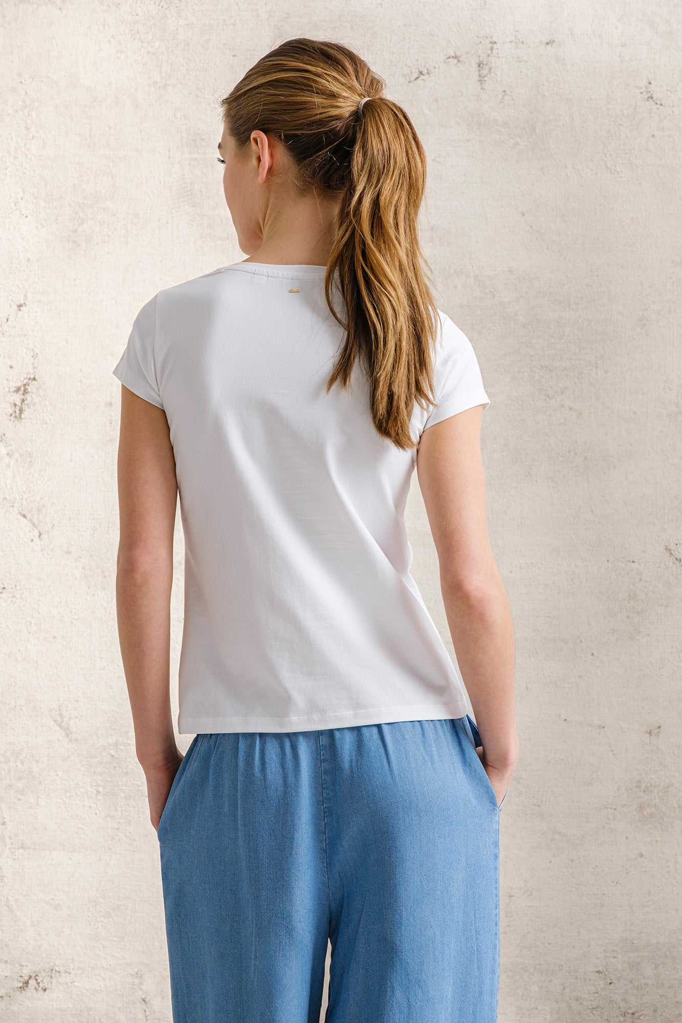 T-SHIRT BÁSICA COM ELASTANO