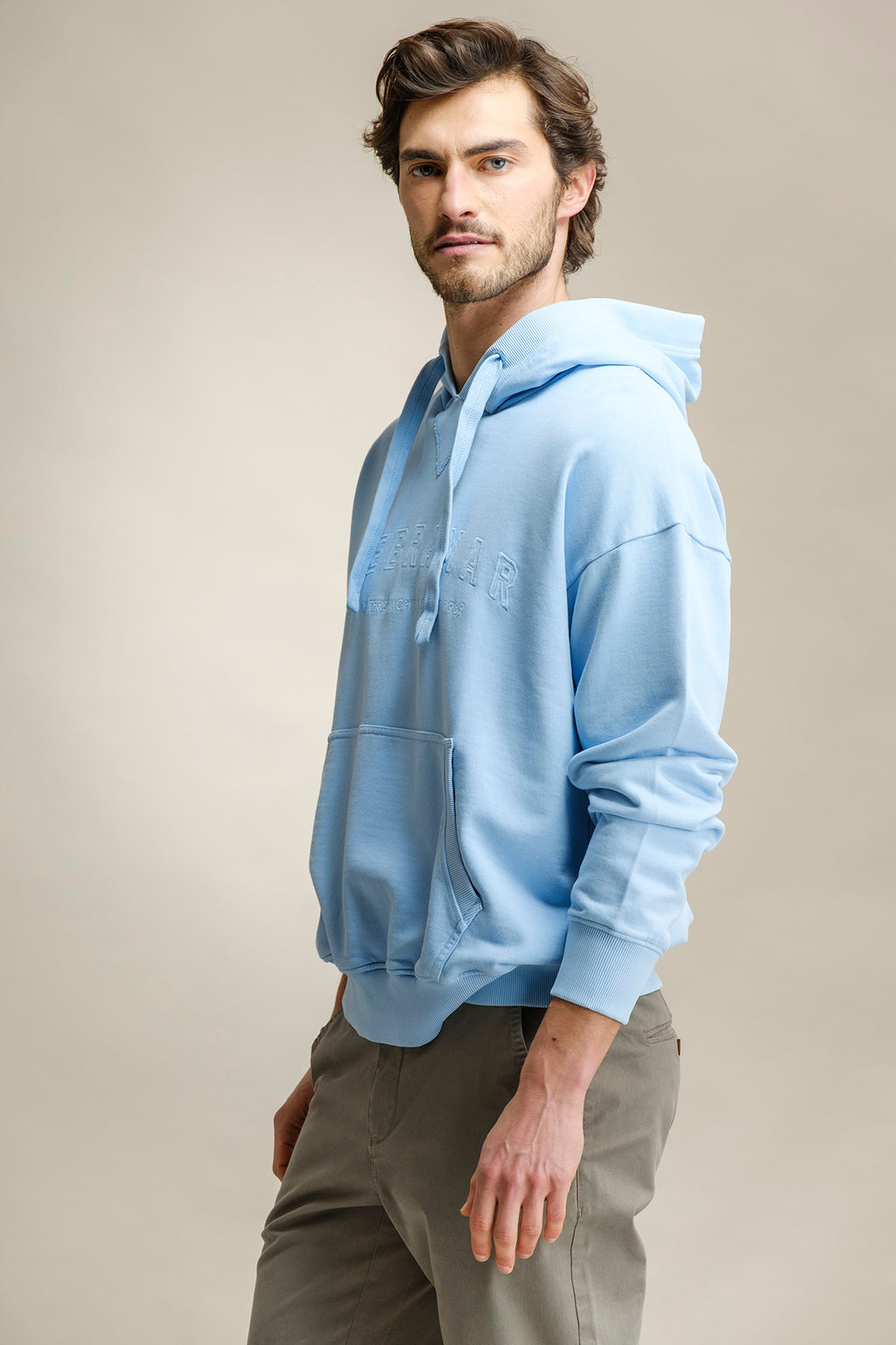 SWEATSHIRT COM CAPUZ COM BORDADO QUEBRAMAR