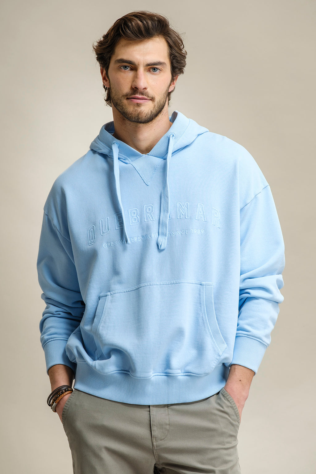 SWEATSHIRT COM CAPUZ COM BORDADO QUEBRAMAR