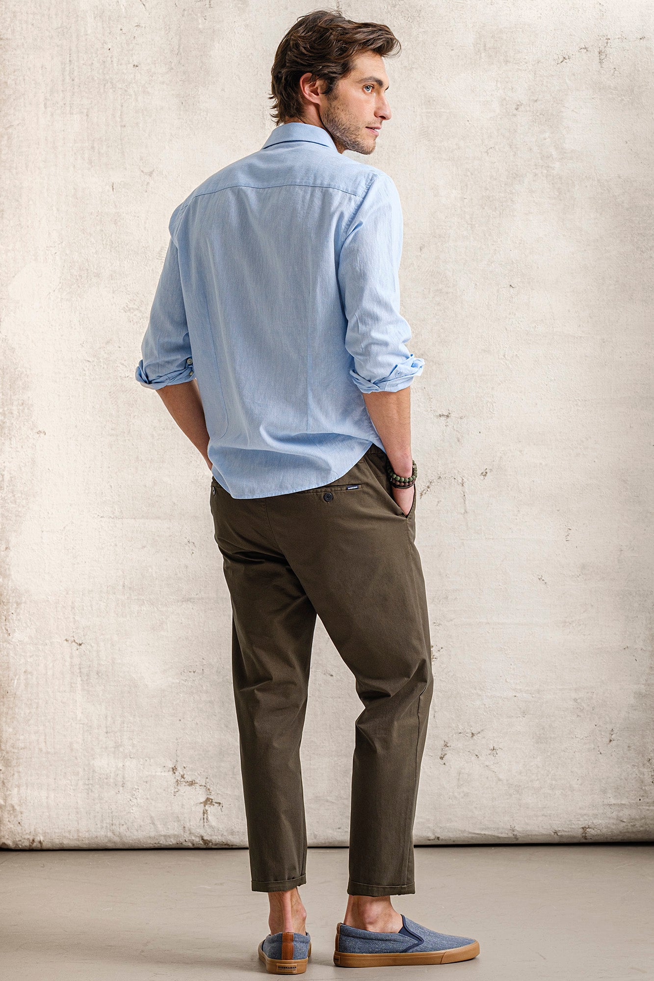 Pantalón chino con elástico lateral