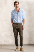 Pantalón chino con elástico lateral