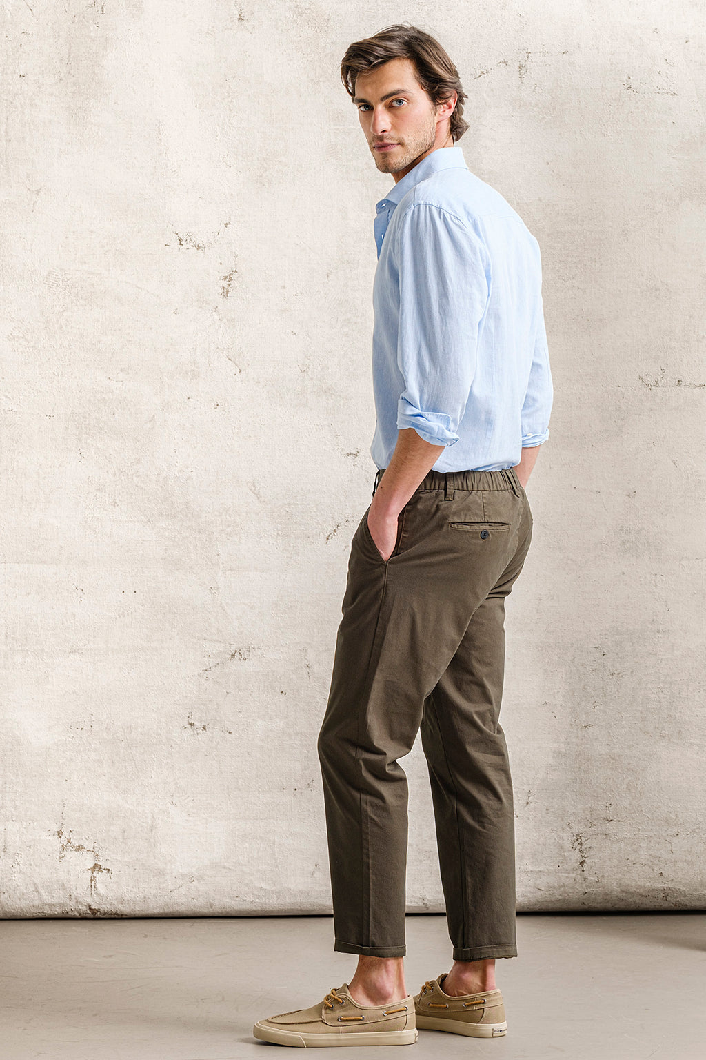 Pantalón chino con elástico lateral