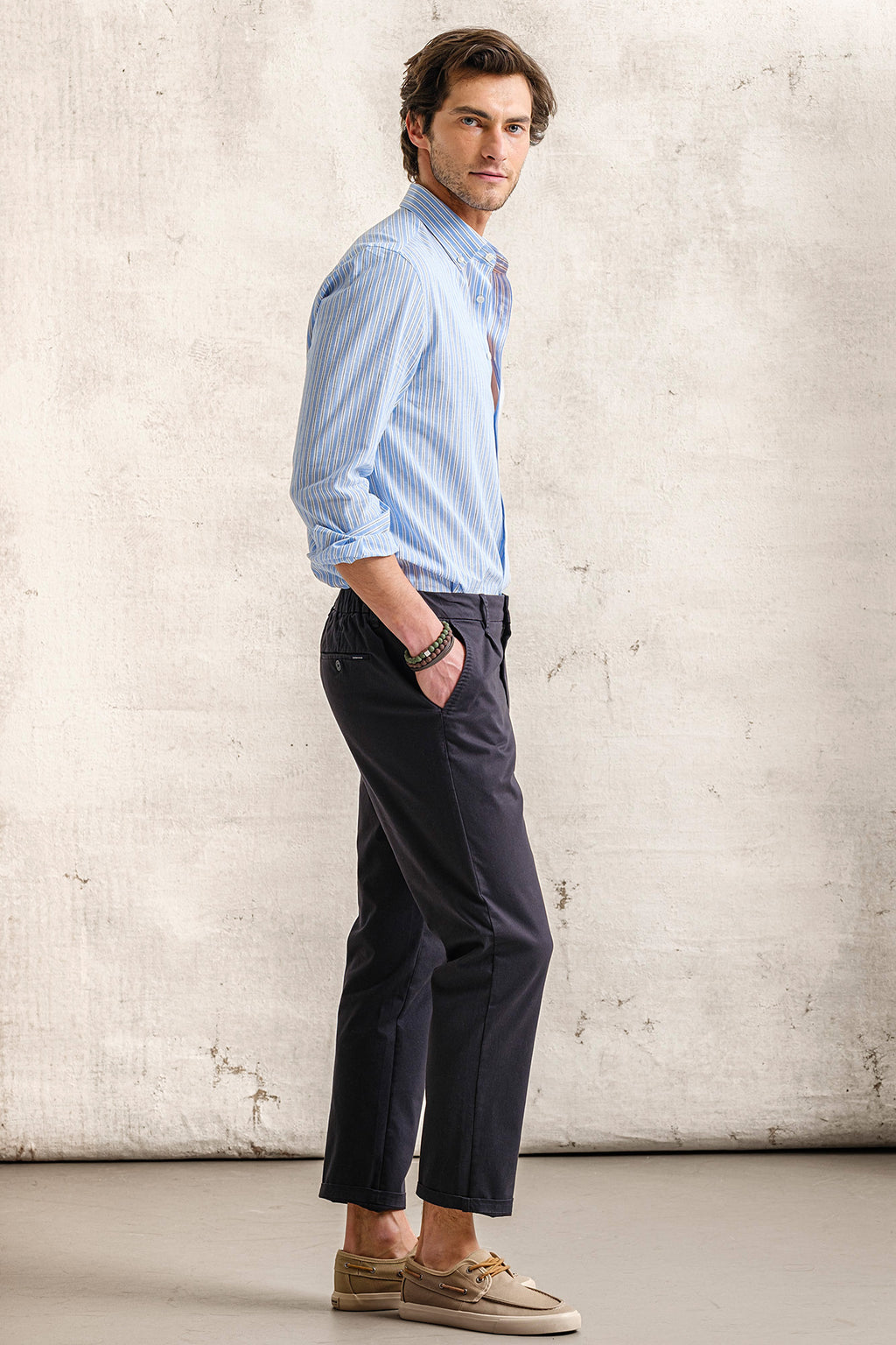 PANTALÓN CHINO CON ELÁSTICO LATERAL