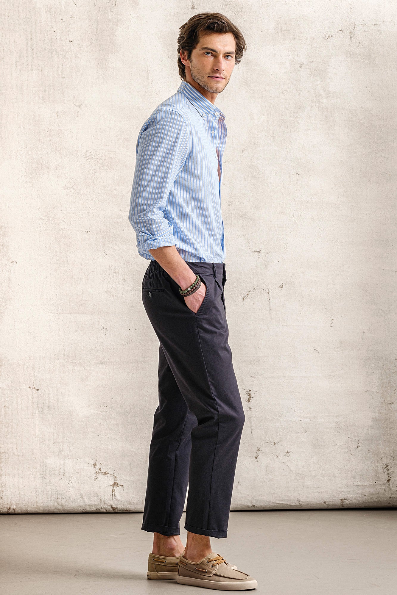PANTALÓN CHINO CON ELÁSTICO LATERAL