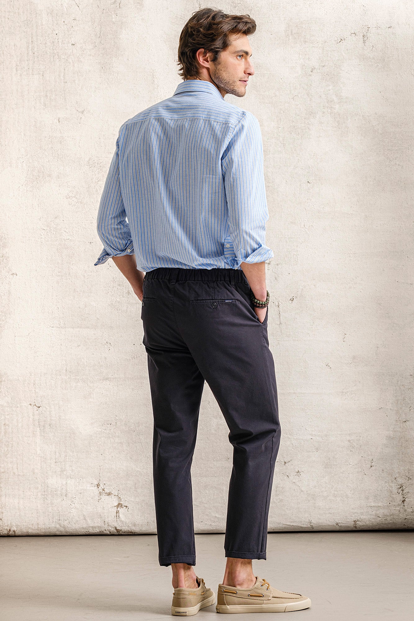 PANTALÓN CHINO CON ELÁSTICO LATERAL