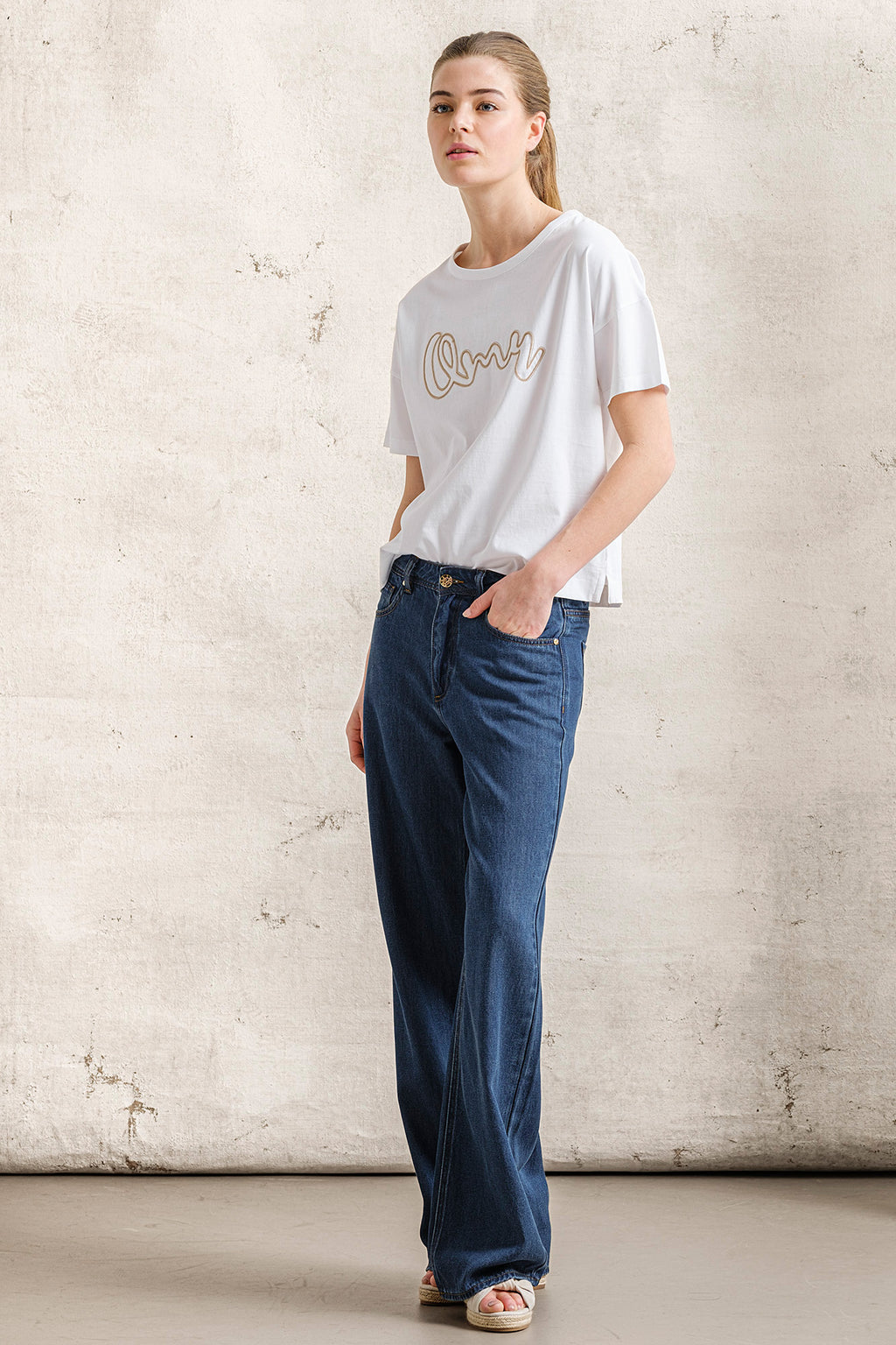 T-SHIRT COM BORDADO