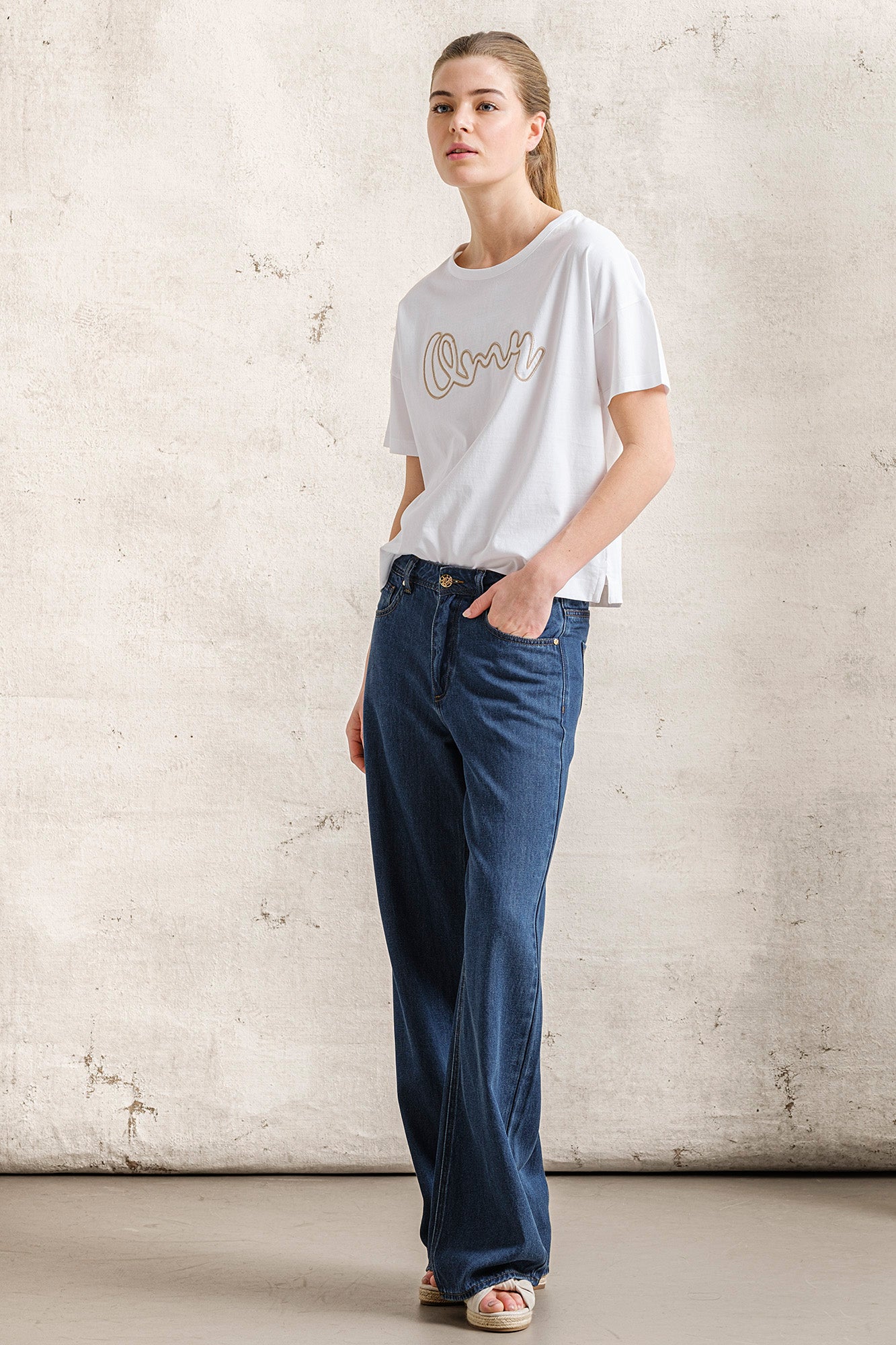 T-SHIRT COM BORDADO