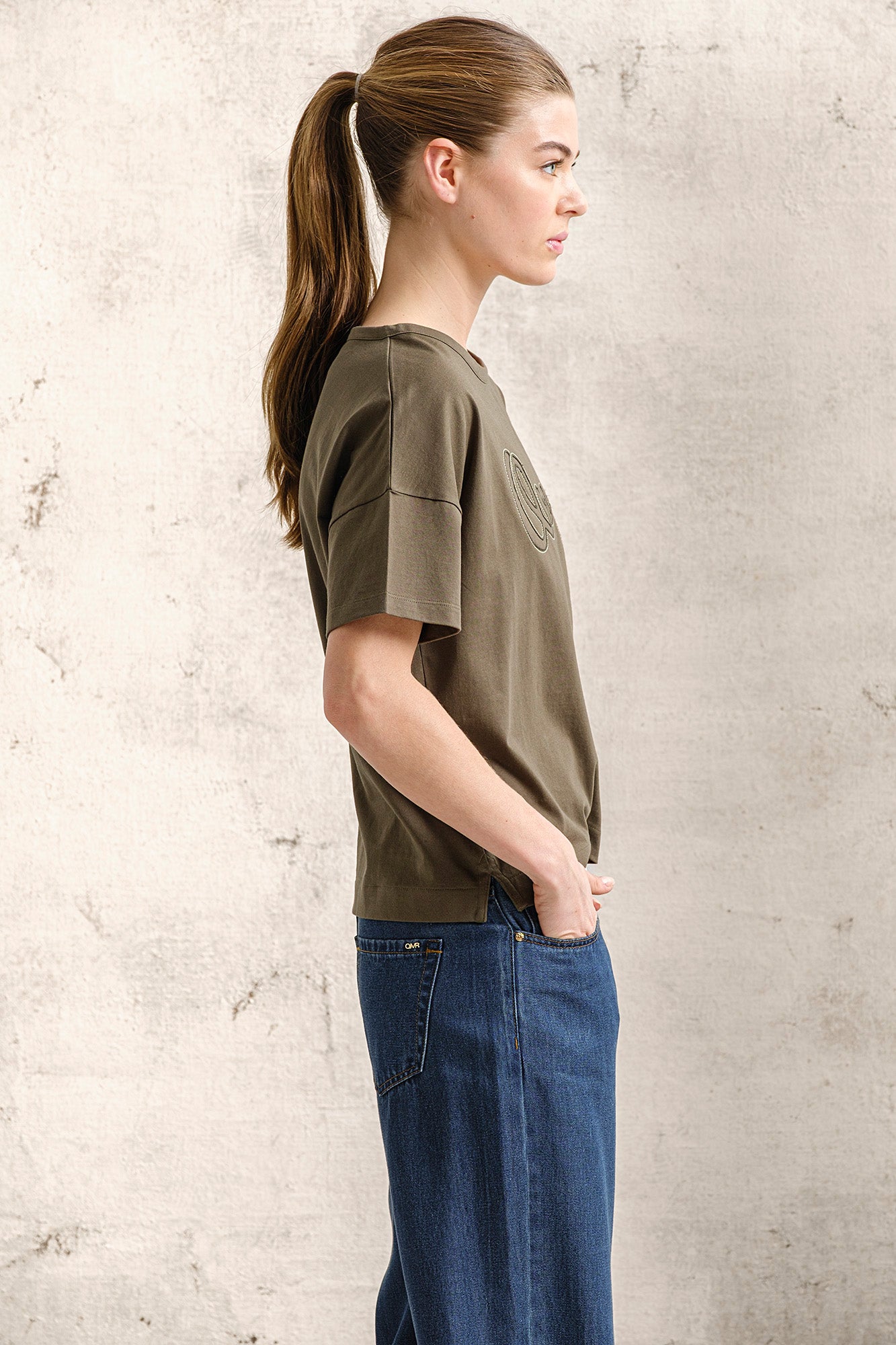 T-SHIRT COM BORDADO