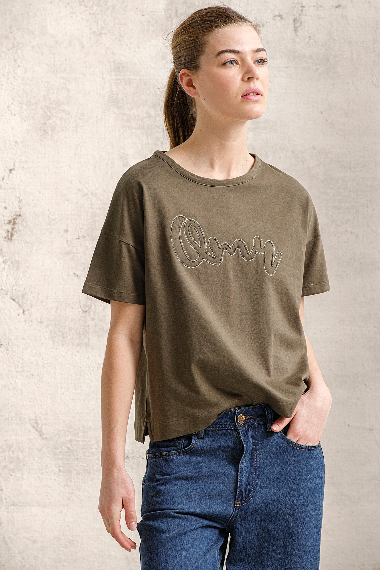 T-SHIRT COM BORDADO