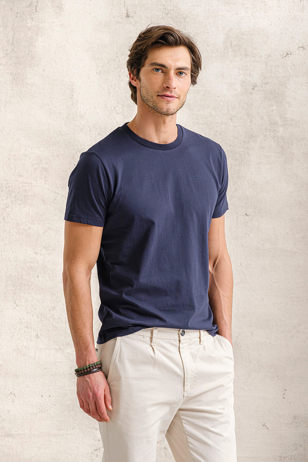 T-SHIRT COM ESTAMPADO FLORAL NAS COSTAS