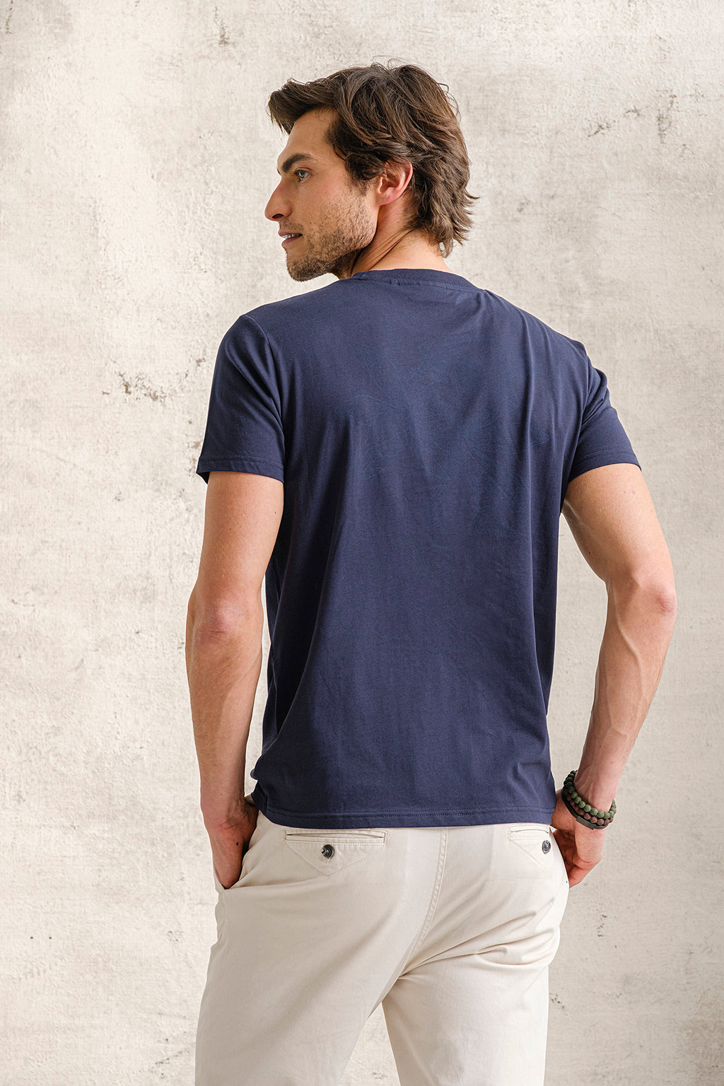 T-SHIRT COM ESTAMPADO FLORAL NAS COSTAS