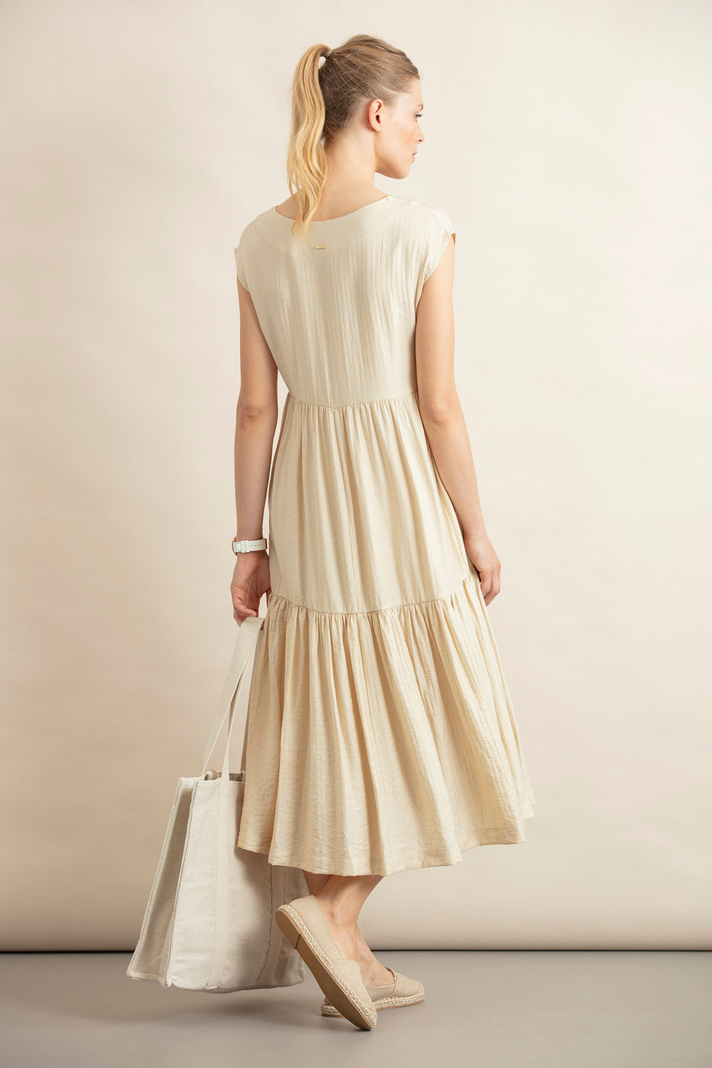 VESTIDO MIDI COM ENCAIXES