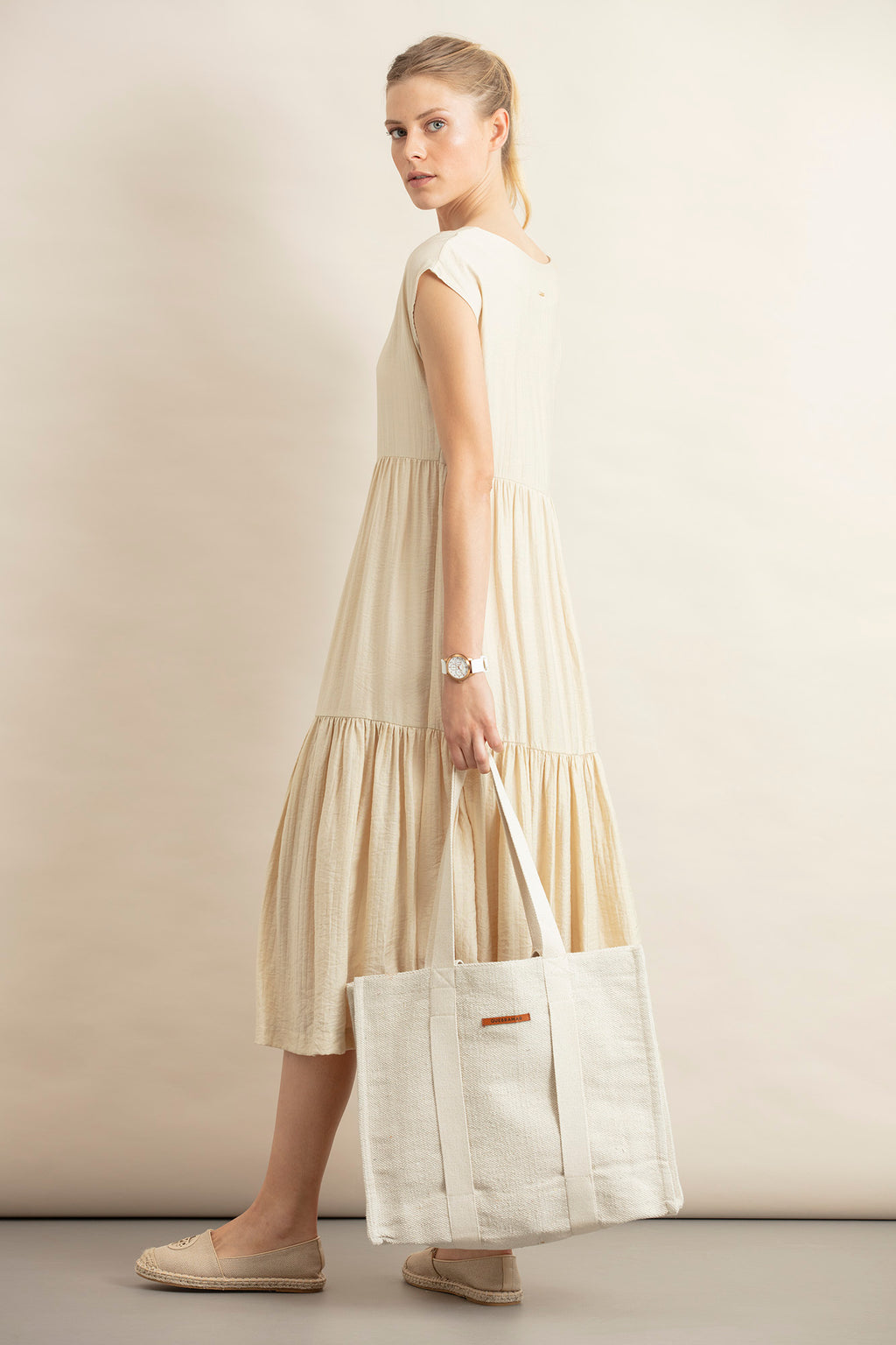 VESTIDO MIDI COM ENCAIXES