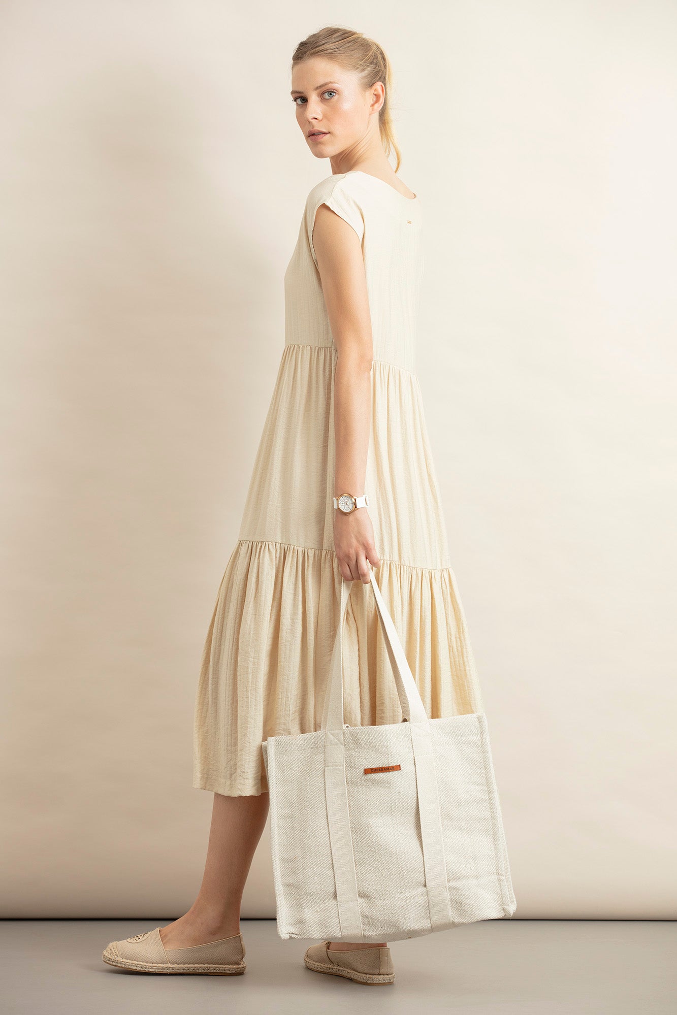 VESTIDO MIDI COM ENCAIXES
