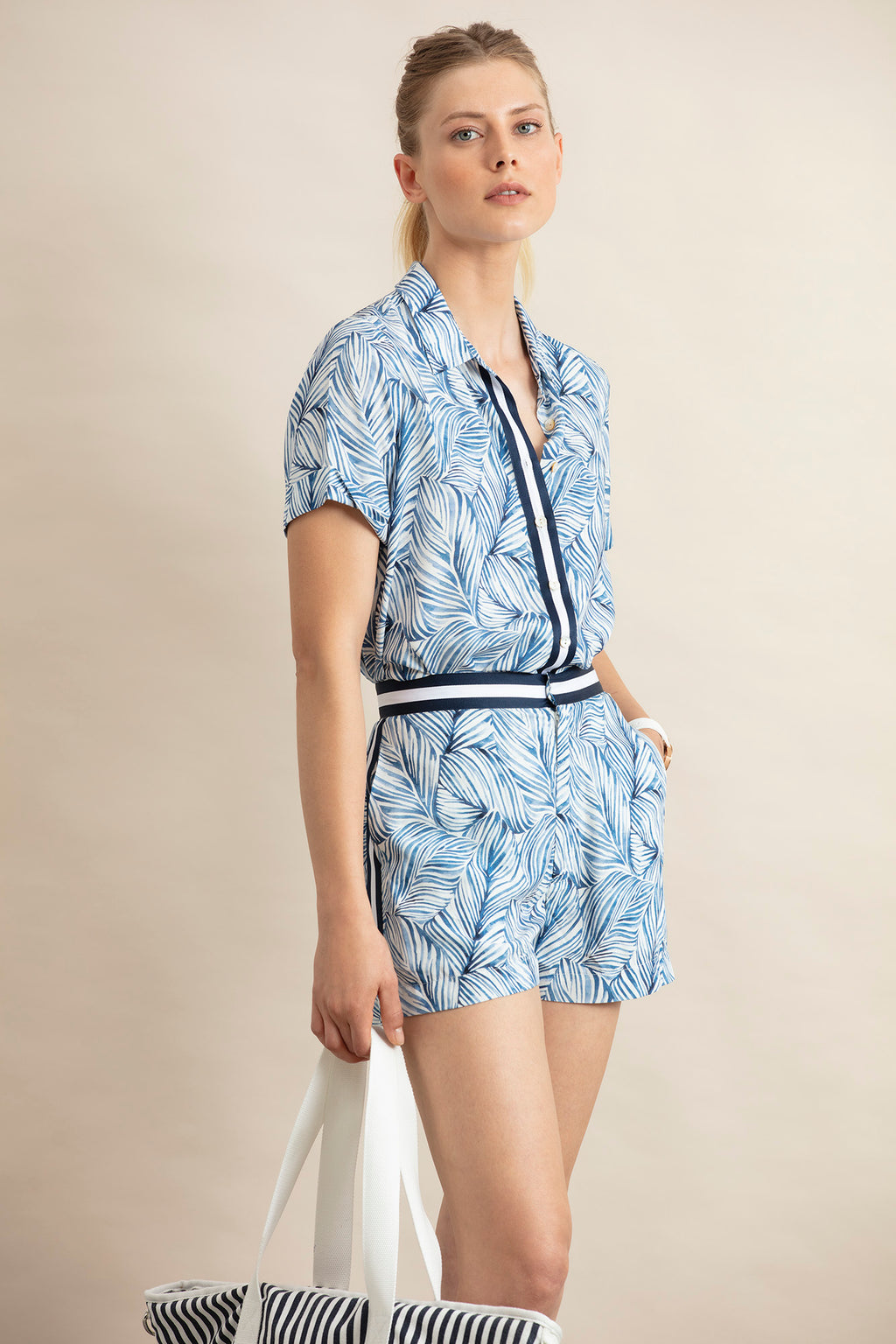 PANTALONES CORTOS CON ESTAMPADO DE HOJAS