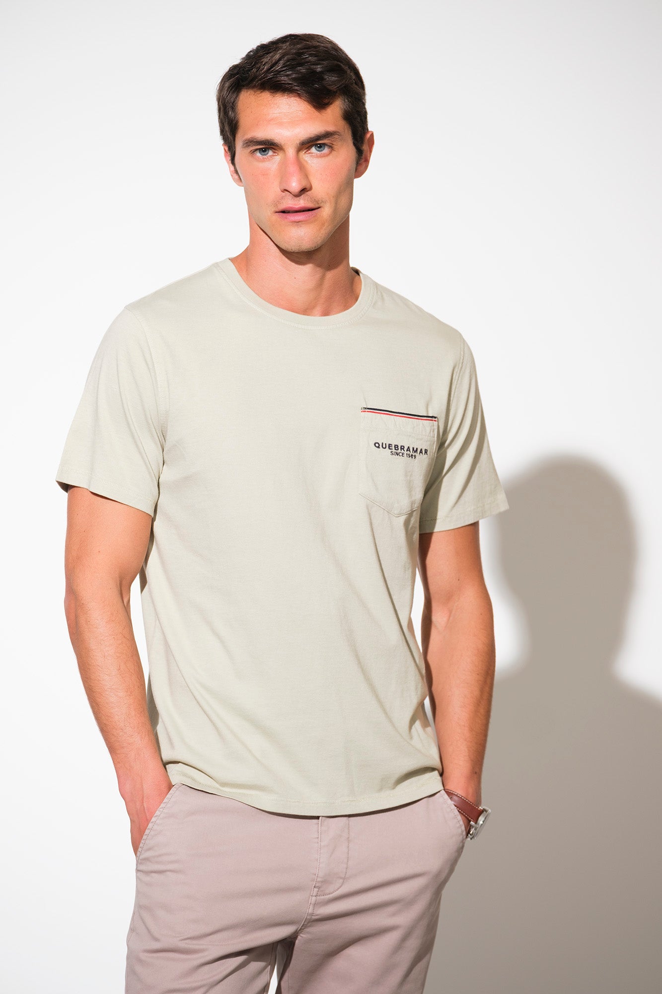 CAMISETA CON BOLSILLO Y RIBETE
