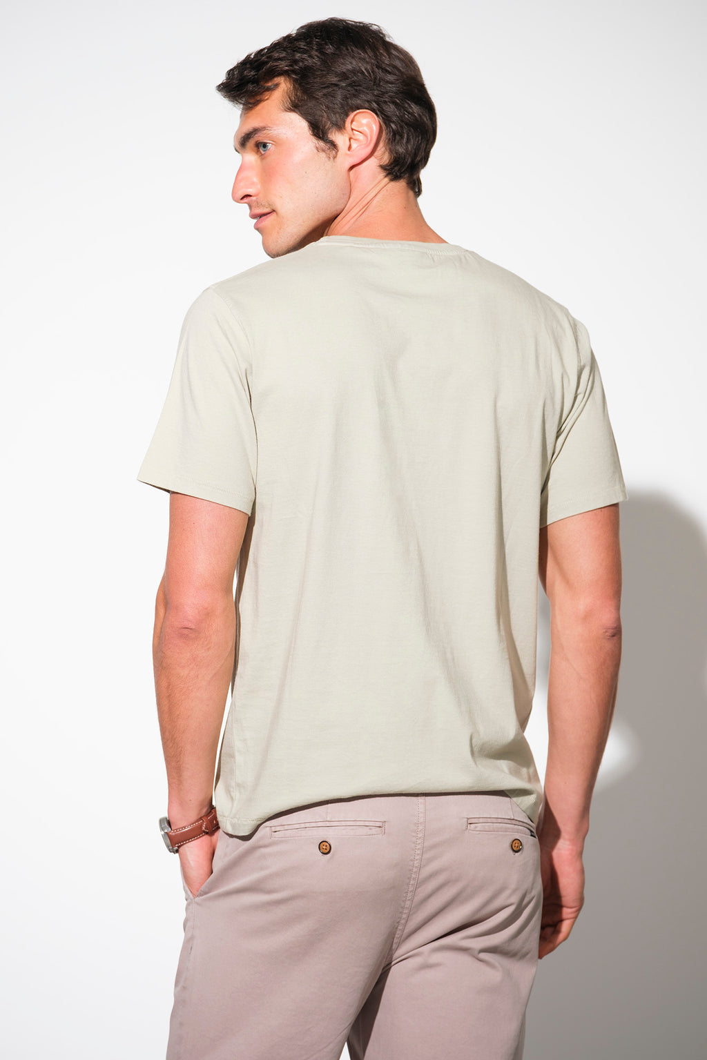CAMISETA CON BOLSILLO Y RIBETE