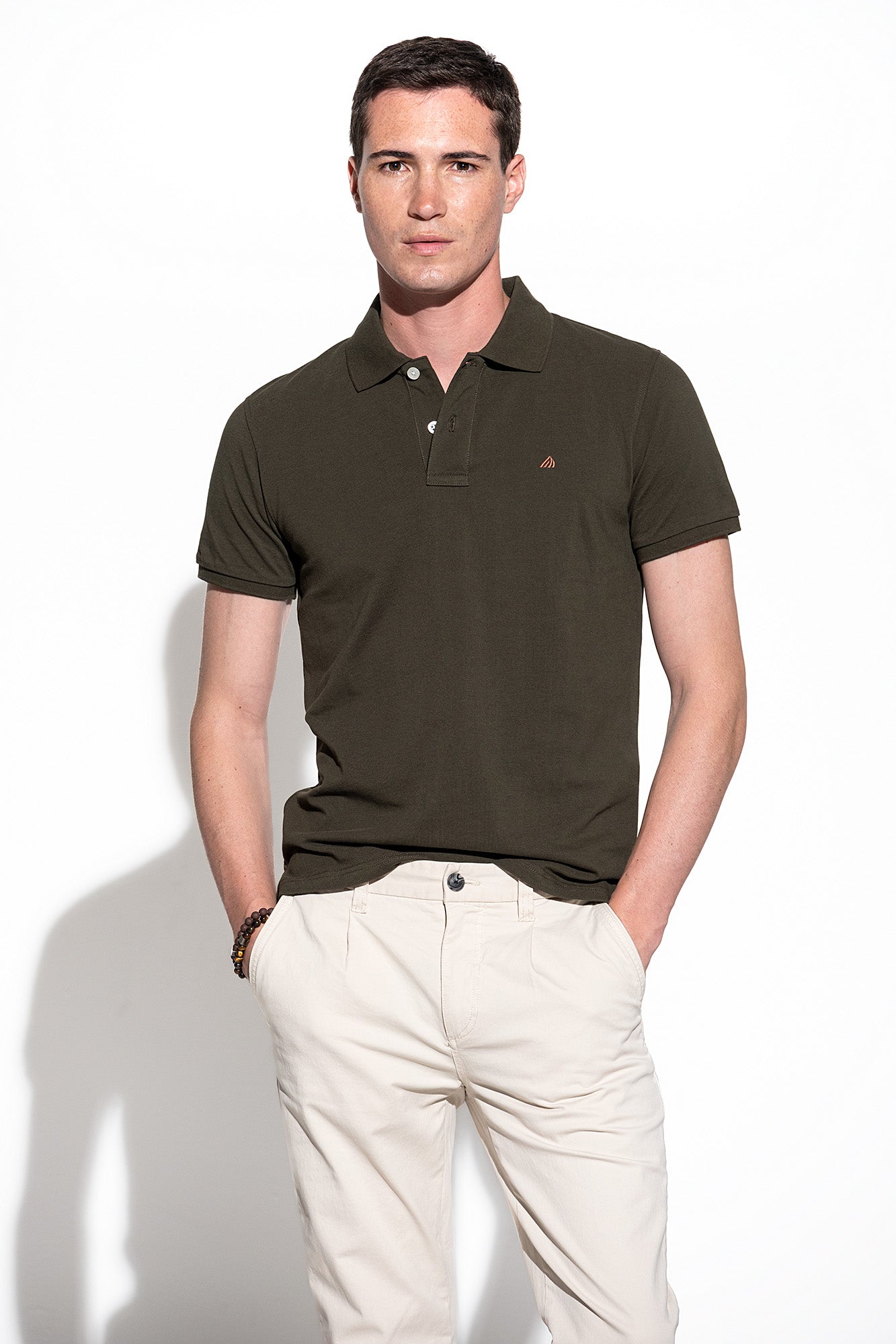 POLO BÁSICO COM LOGO A CONTRASTE