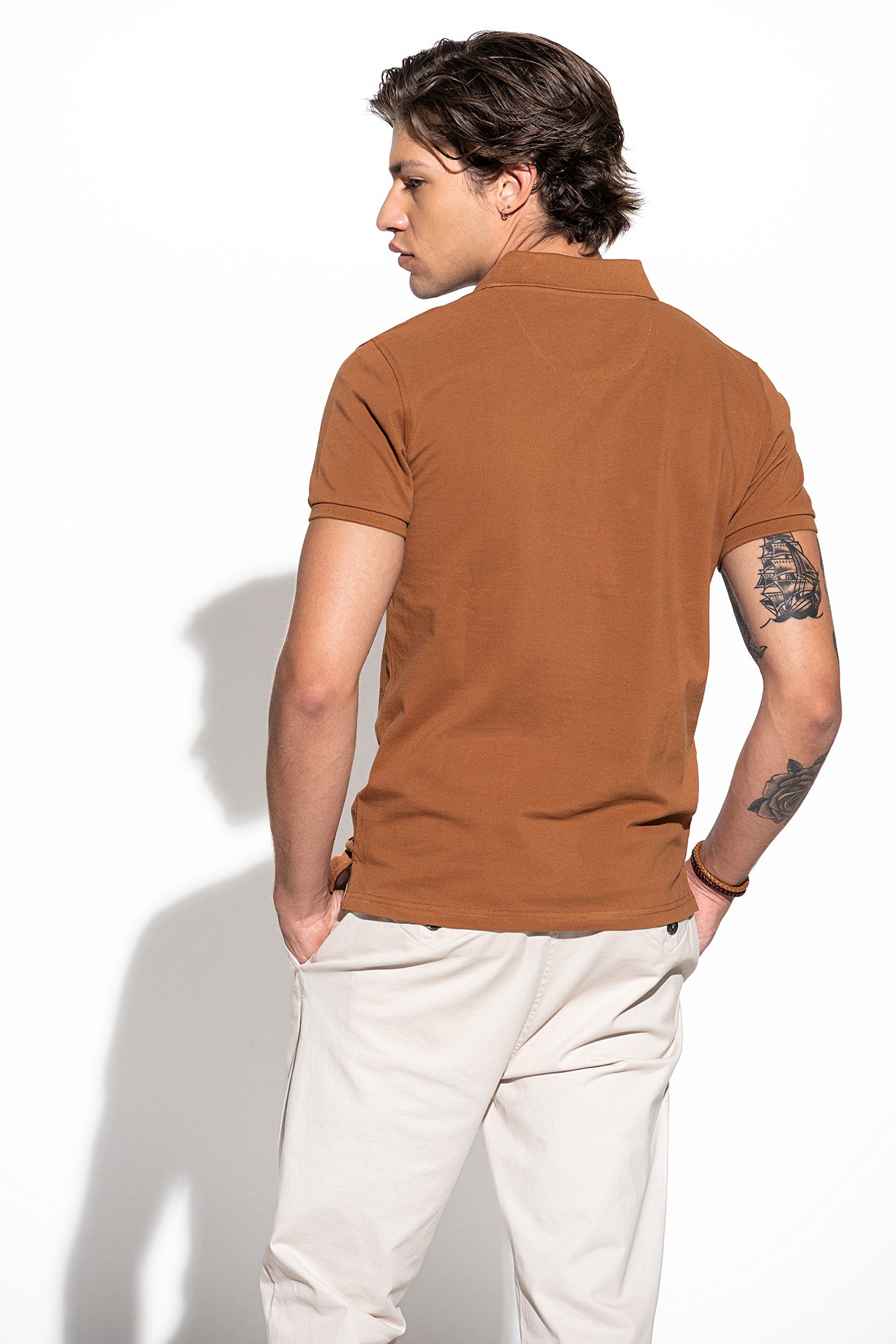 POLO BÁSICO COM LOGO A CONTRASTE
